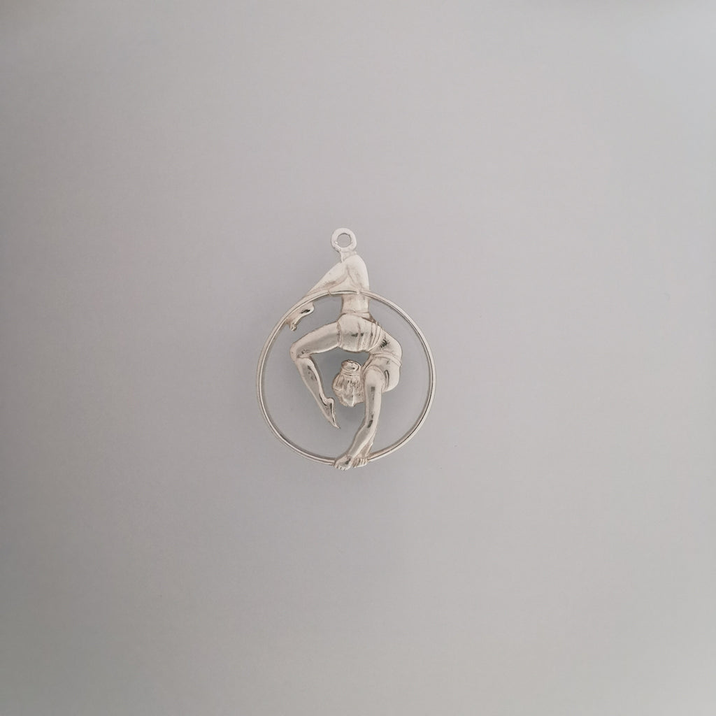 Въздушна акробатика – Женски спортен медальон от сребро 925 с класическо полирано покритие – Ръчно изработено бижу талисман за гимнастички и артистки – Идеален подарък за спортист, треньор или фен – SSJ