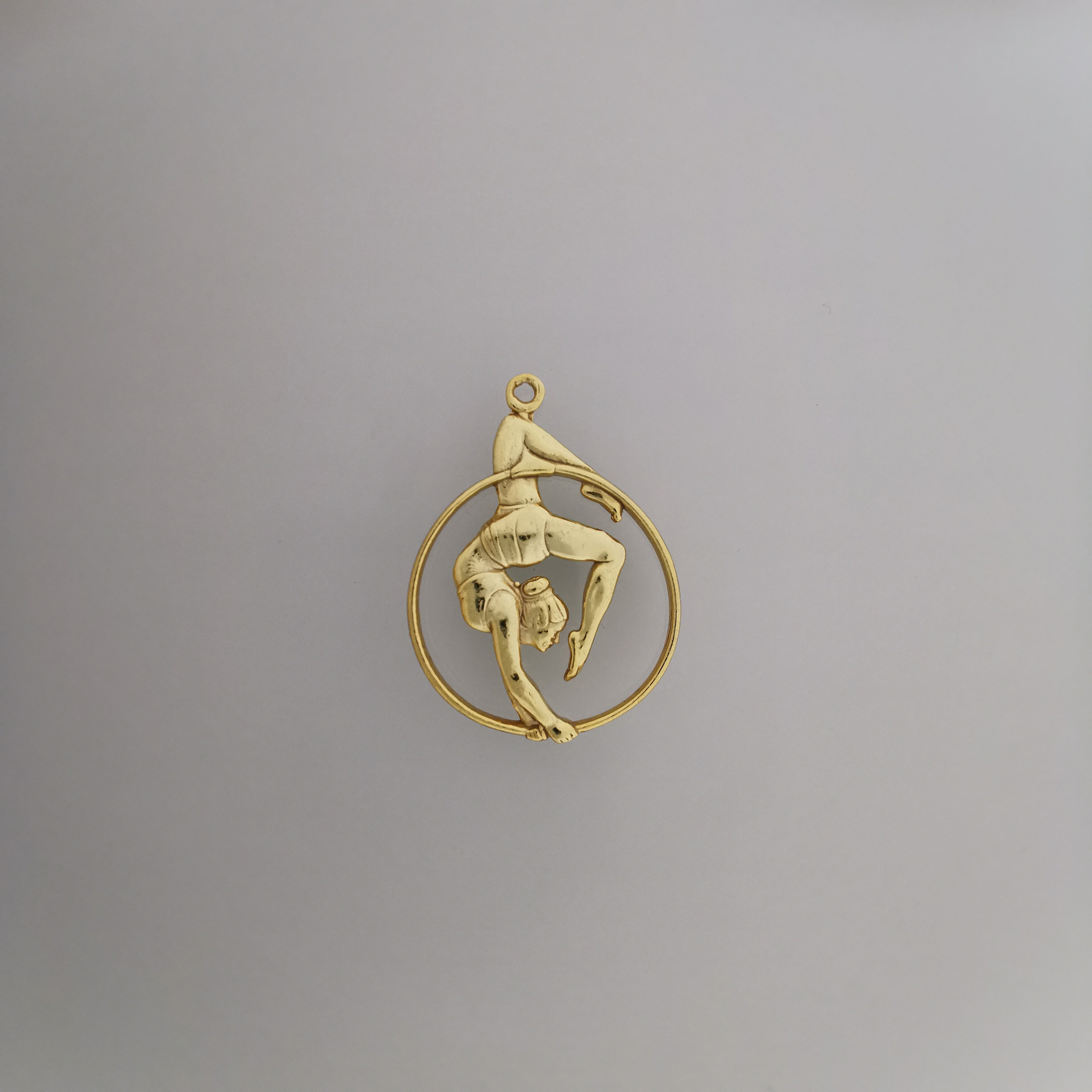 Въздушна акробатика – Женски спортен медальон от сребро 925 с оксидирано покритие – Ръчно изработено бижу талисман за гимнастички и артистки – Идеален подарък за спортист, треньор или фен – SSJ