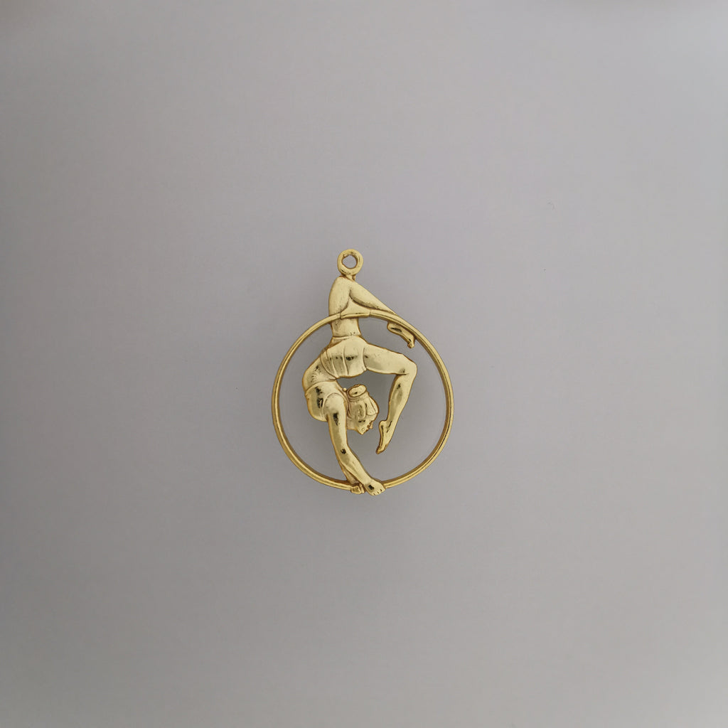Въздушна акробатика – Женски спортен медальон от сребро 925 с позлатено покритие – Ръчно изработено бижу талисман за гимнастички и артистки – Идеален подарък за спортист, треньор или фен – SSJ