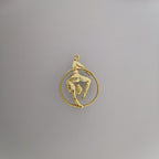 Въздушна акробатика – Женски спортен медальон от сребро 925 с позлатено покритие – Ръчно изработено бижу талисман за гимнастички и артистки – Идеален подарък за спортист, треньор или фен – SSJ