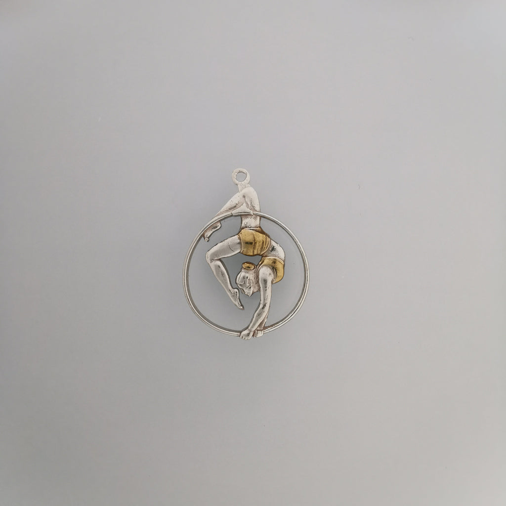 Въздушна акробатика – Женски спортен медальон от сребро 925 с частично позлатено покритие – Ръчно изработено бижу талисман за гимнастички и артистки – Идеален подарък за спортист, треньор или фен – SSJ