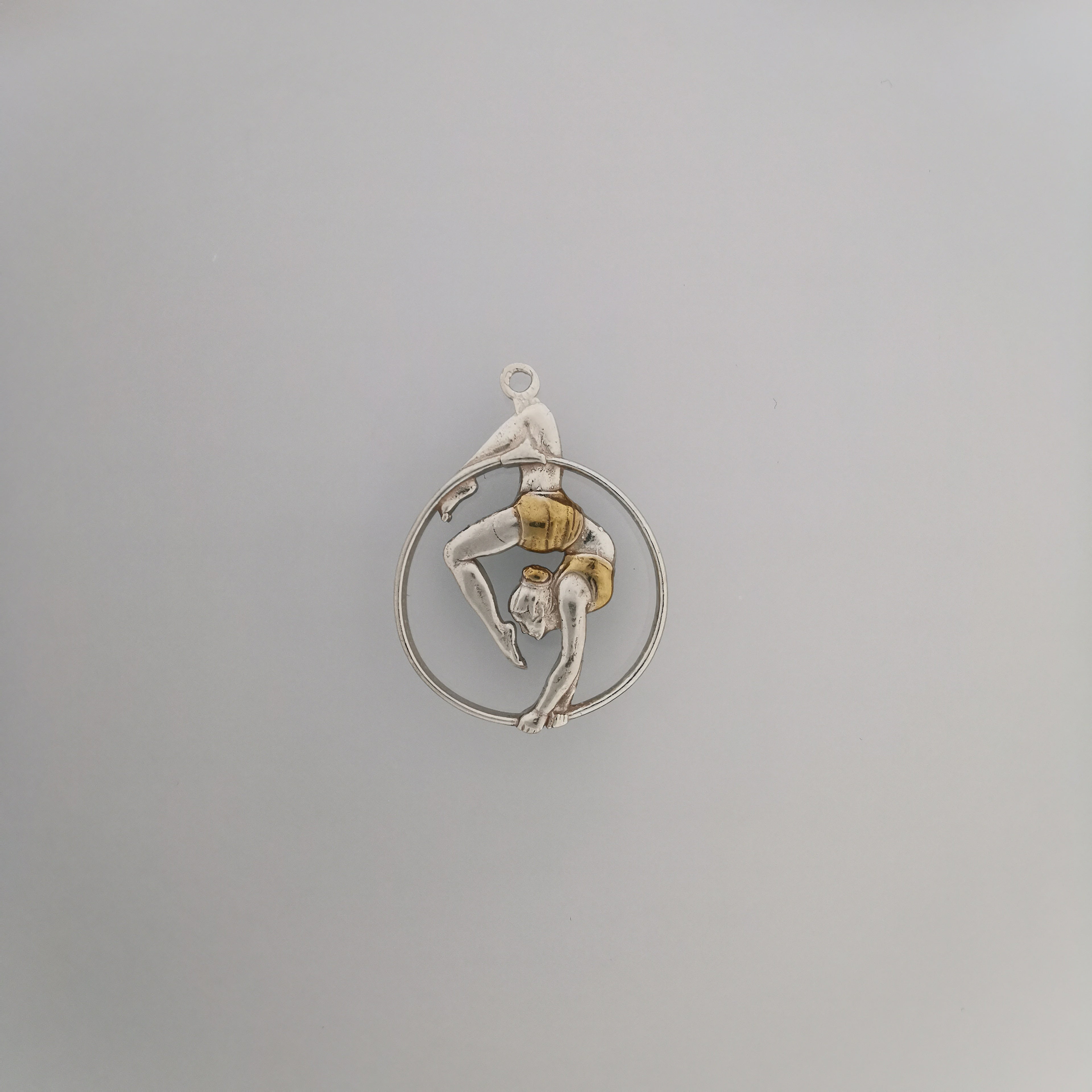 Въздушна акробатика – Женски спортен медальон от сребро 925 с частично позлатено покритие – Ръчно изработено бижу талисман за гимнастички и артистки – Идеален подарък за спортист, треньор или фен – SSJ