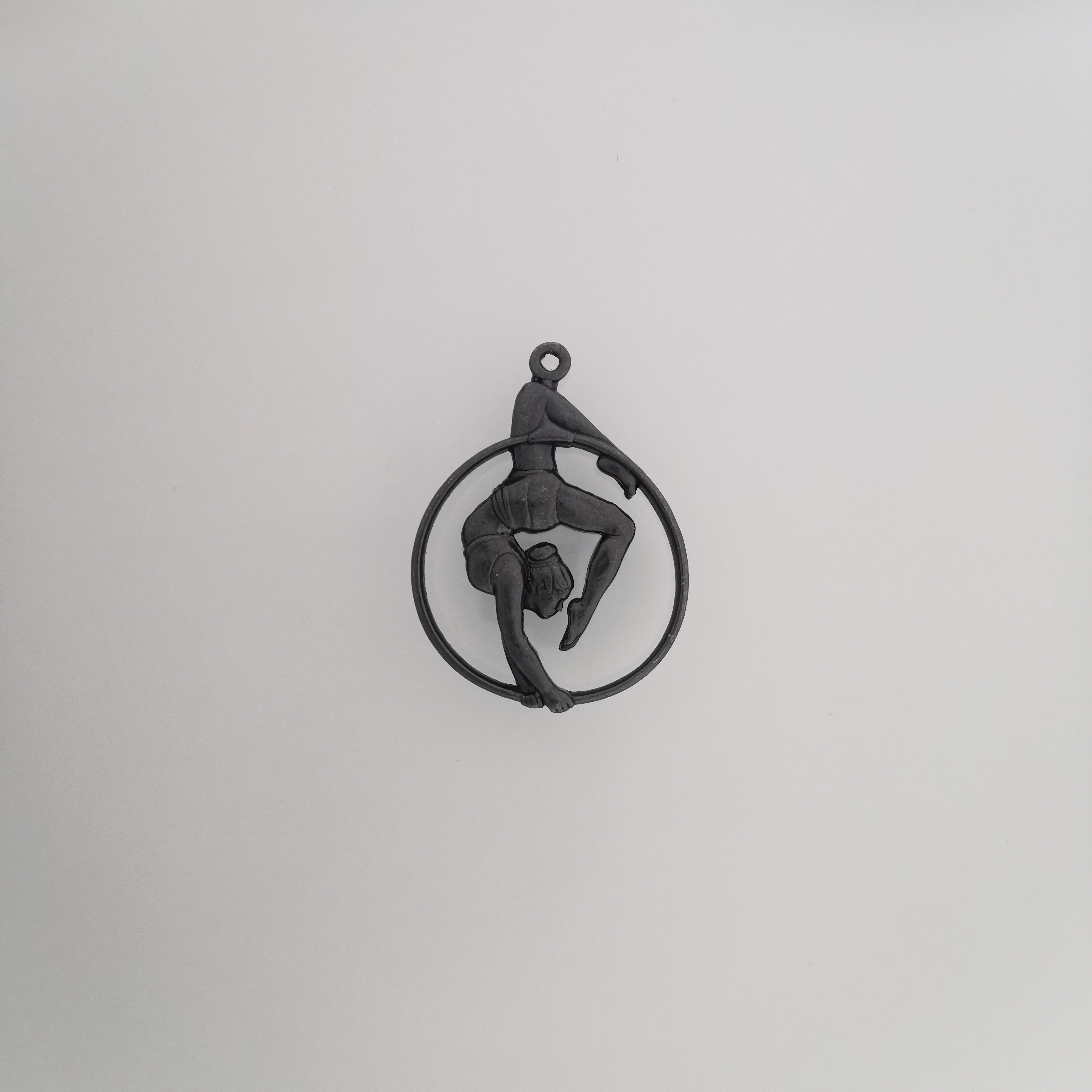 Въздушна акробатика – Женски спортен медальон от сребро 925 с позлатено покритие – Ръчно изработено бижу талисман за гимнастички и артистки – Идеален подарък за спортист, треньор или фен – SSJ