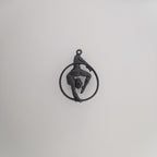 Въздушна акробатика – Женски спортен медальон от сребро 925 с оксидирано покритие – Ръчно изработено бижу талисман за гимнастички и артистки – Идеален подарък за спортист, треньор или фен – SSJ