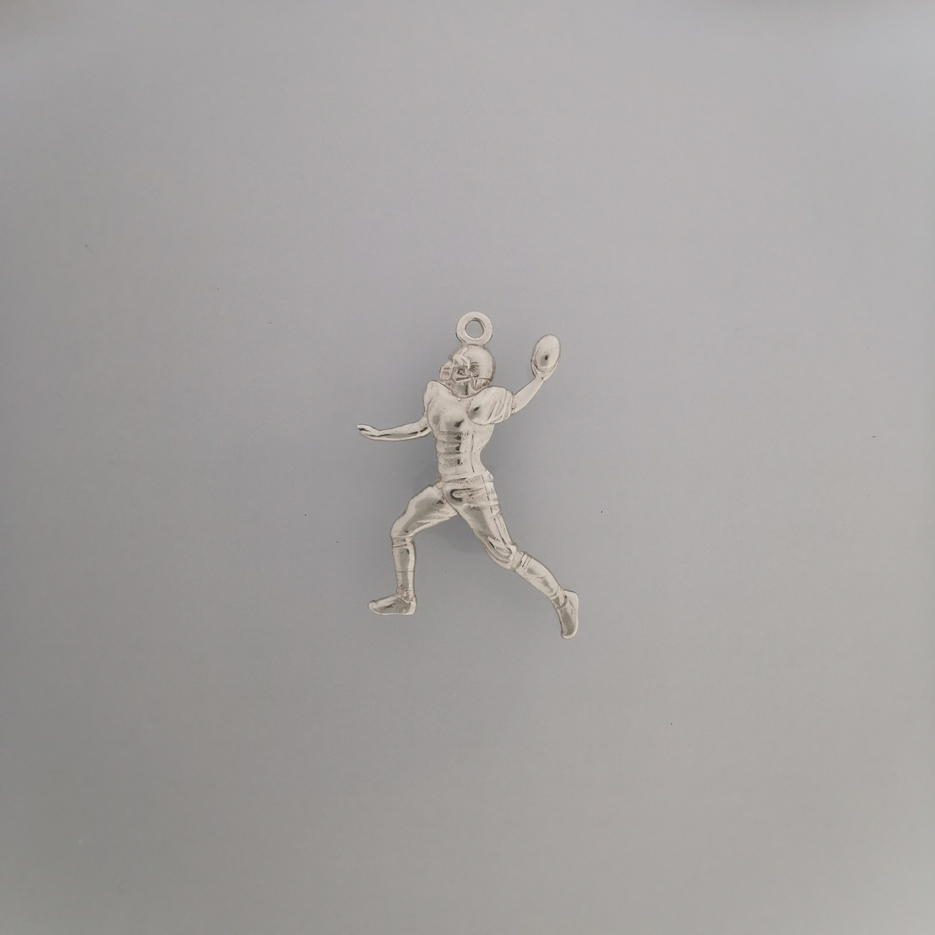 Американски футбол – Мъжки спортен медальон от сребро 925 с винтидж покритие – Ръчно изработено бижу талисман за спортисти и фенове – Идеален подарък за играч, треньор или почитател – SSJ