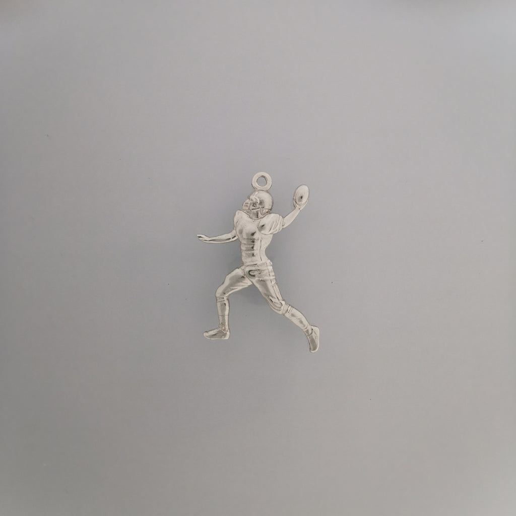 Американски футбол – Мъжки спортен медальон от сребро 925 с класическо полирано покритие – Ръчно изработено бижу талисман за спортисти и фенове – Идеален подарък за играч, треньор или почитател – SSJ