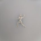 Американски футбол – Мъжки спортен медальон от сребро 925 с класическо полирано покритие – Ръчно изработено бижу талисман за спортисти и фенове – Идеален подарък за играч, треньор или почитател – SSJ