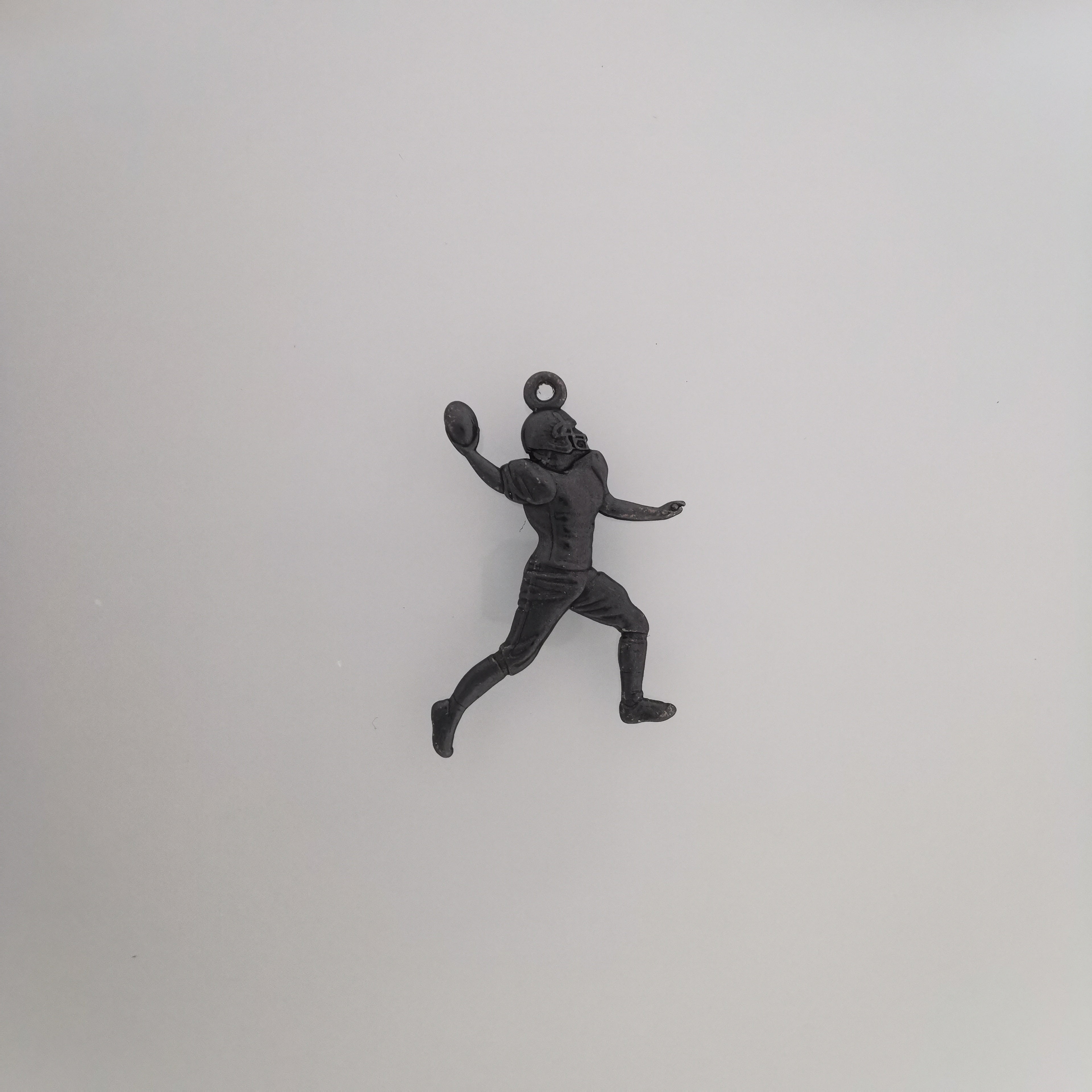 Американски футбол – Мъжки спортен медальон от сребро 925 с винтидж покритие – Ръчно изработено бижу талисман за спортисти и фенове – Идеален подарък за играч, треньор или почитател – SSJ