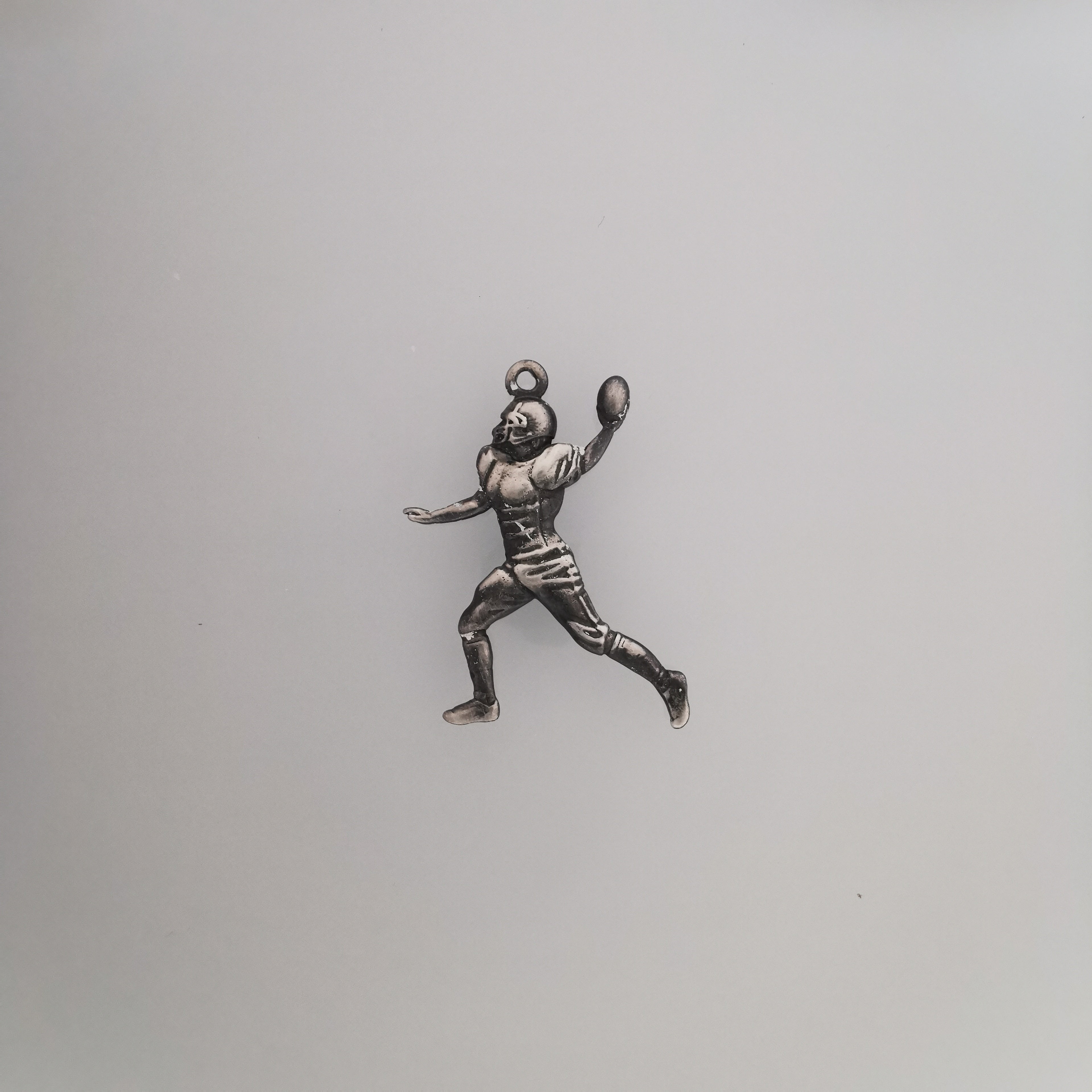 Американски футбол – Мъжки спортен медальон от сребро 925 с класическо полирано покритие – Ръчно изработено бижу талисман за спортисти и фенове – Идеален подарък за играч, треньор или почитател – SSJ