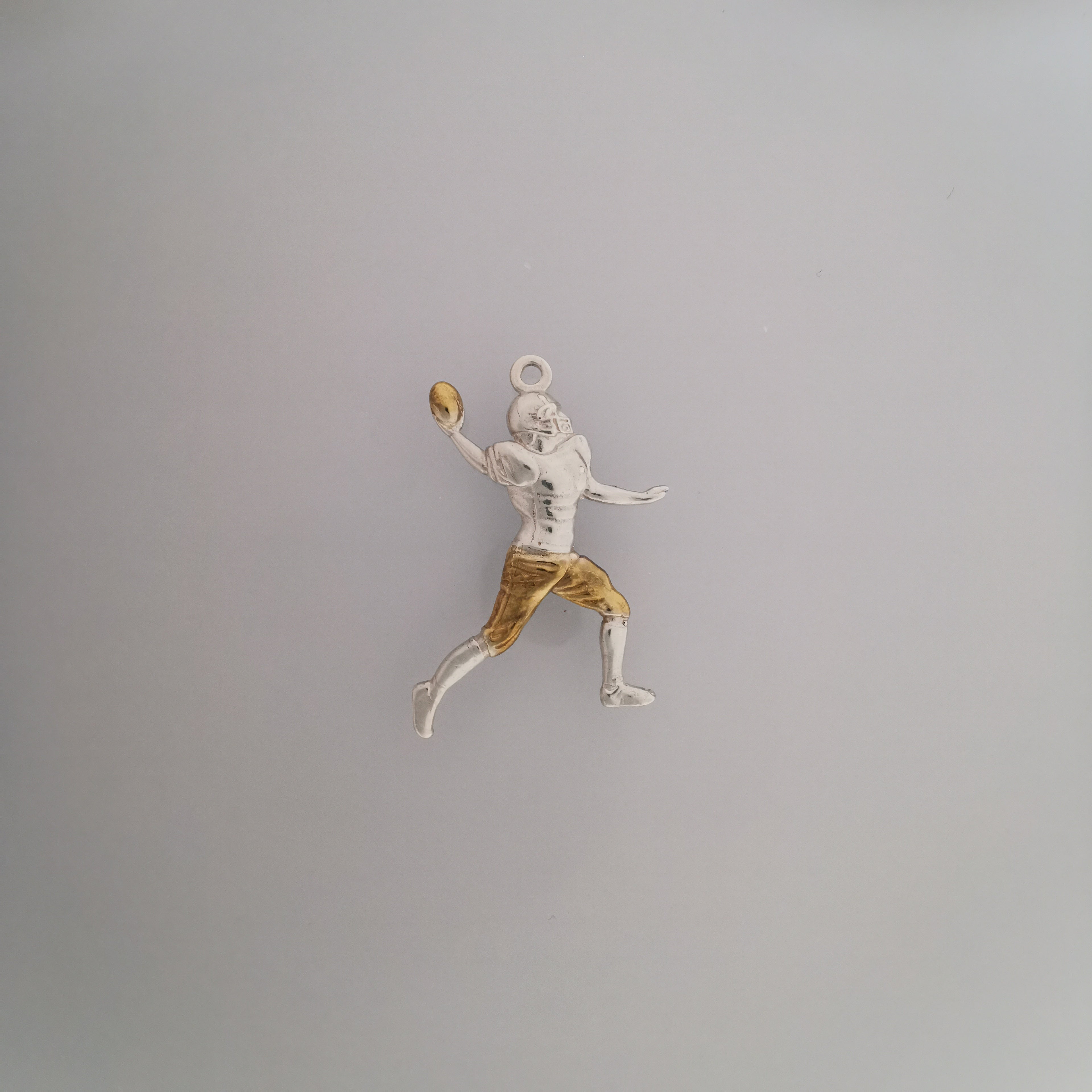 Американски футбол – Мъжки спортен медальон от сребро 925 с позлатено покритие – Ръчно изработено бижу талисман за спортисти и фенове – Идеален подарък за играч, треньор или почитател – SSJ