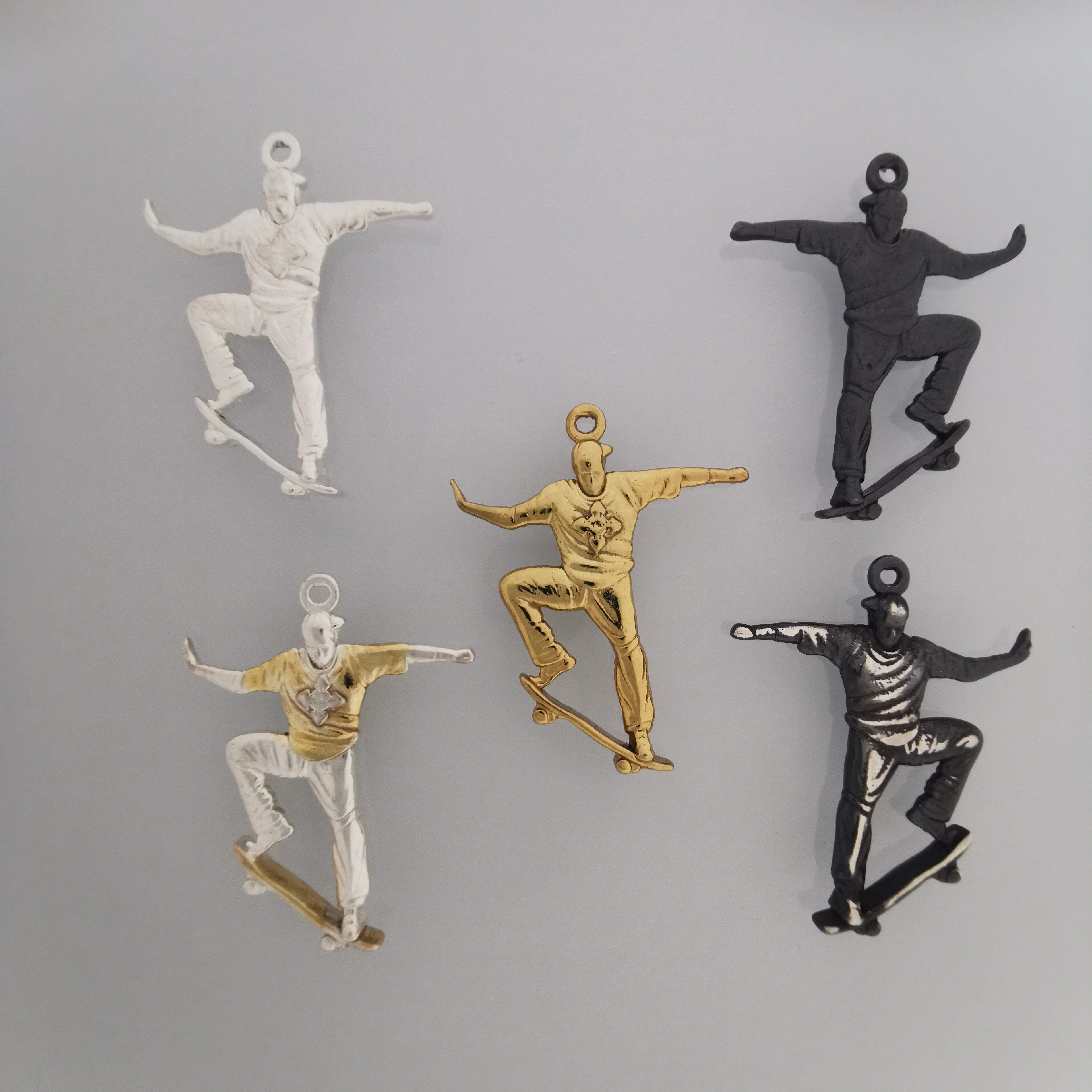 Скейтбордист – Мъжки спортен медальон от сребро 925 в класическо сребро – Ръчно изработено спортно бижу – Идеален подарък за мъж, фен на скейтборда – SSJ