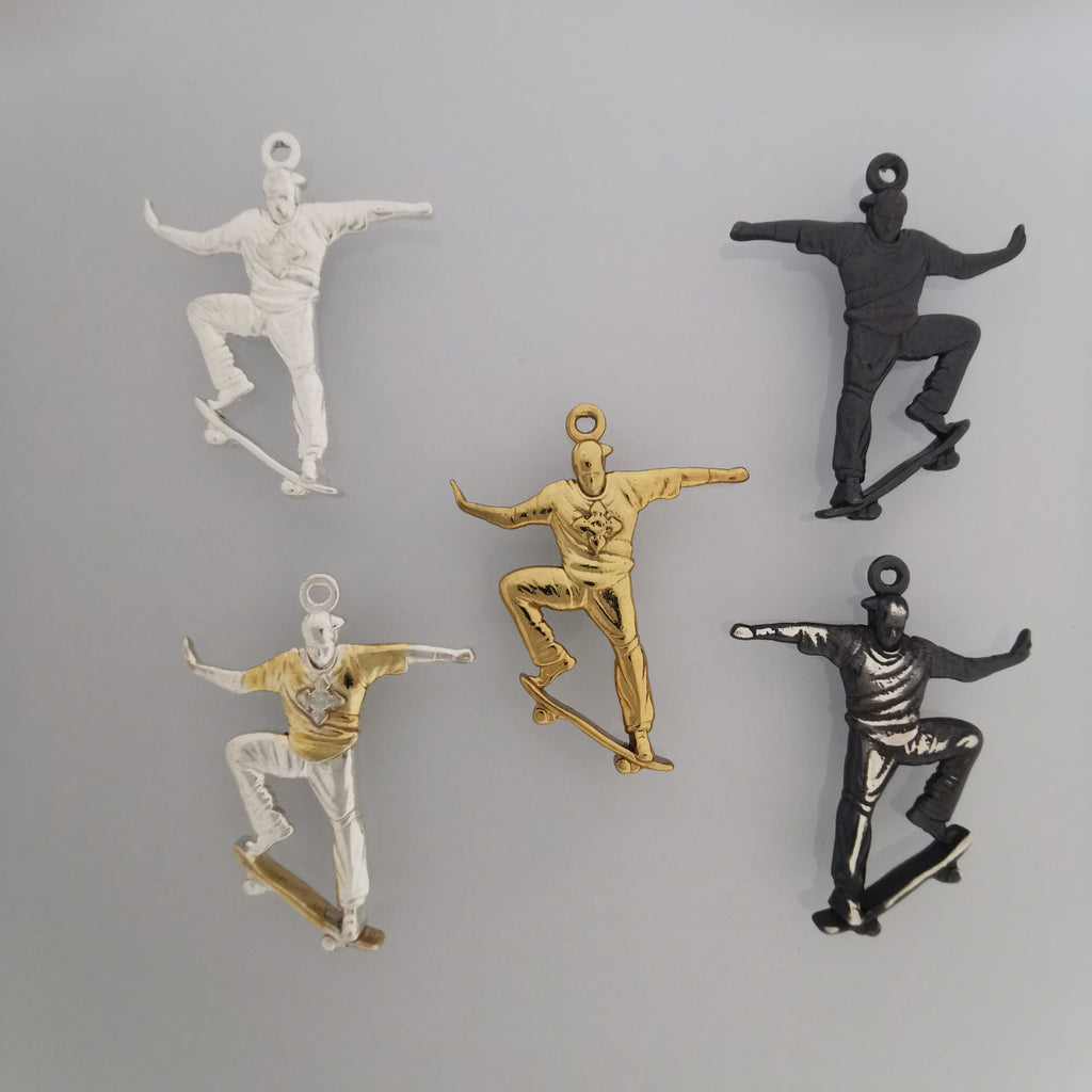 Скейтбордист – Мъжки спортен медальон от сребро 925 с оксидирано покритие – Ръчно изработено спортно бижу – Идеален подарък за мъж, фен на скейтборда – SSJ