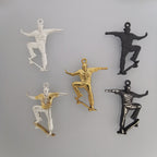 Скейтбордист – Мъжки спортен медальон от сребро 925 с оксидирано покритие – Ръчно изработено спортно бижу – Идеален подарък за мъж, фен на скейтборда – SSJ