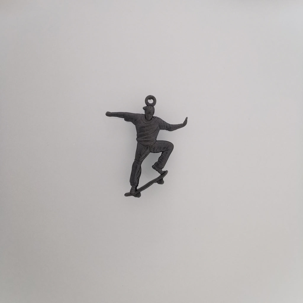 Скейтбордист – Мъжки спортен медальон от сребро 925 с оксидирано покритие – Ръчно изработено спортно бижу – Идеален подарък за мъж, фен на скейтборда – SSJ