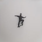Скейтбордист – Мъжки спортен медальон от сребро 925 с оксидирано покритие – Ръчно изработено спортно бижу – Идеален подарък за мъж, фен на скейтборда – SSJ