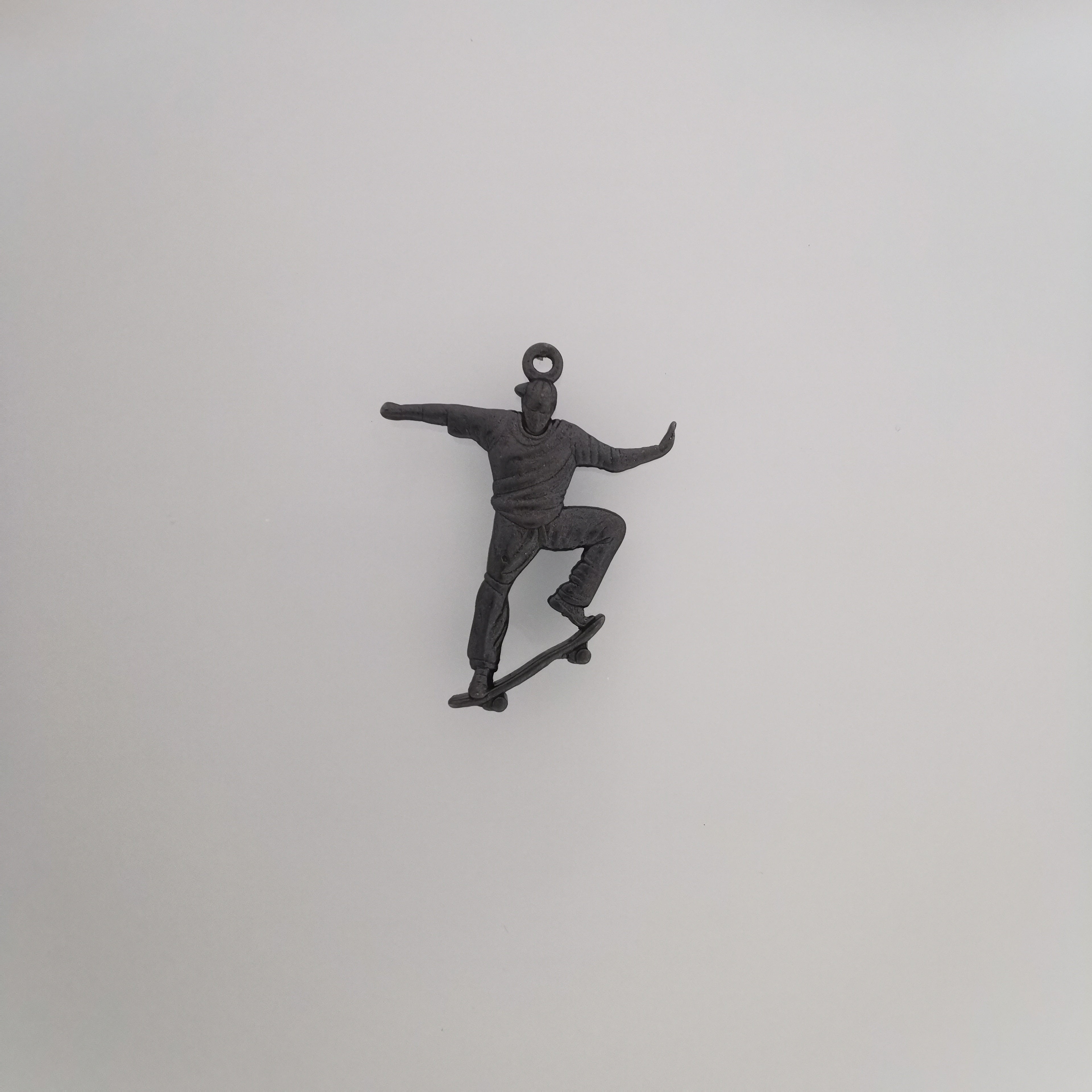 Скейтбордист – Мъжки спортен медальон от сребро 925 с оксидирано покритие – Ръчно изработено спортно бижу – Идеален подарък за мъж, фен на скейтборда – SSJ