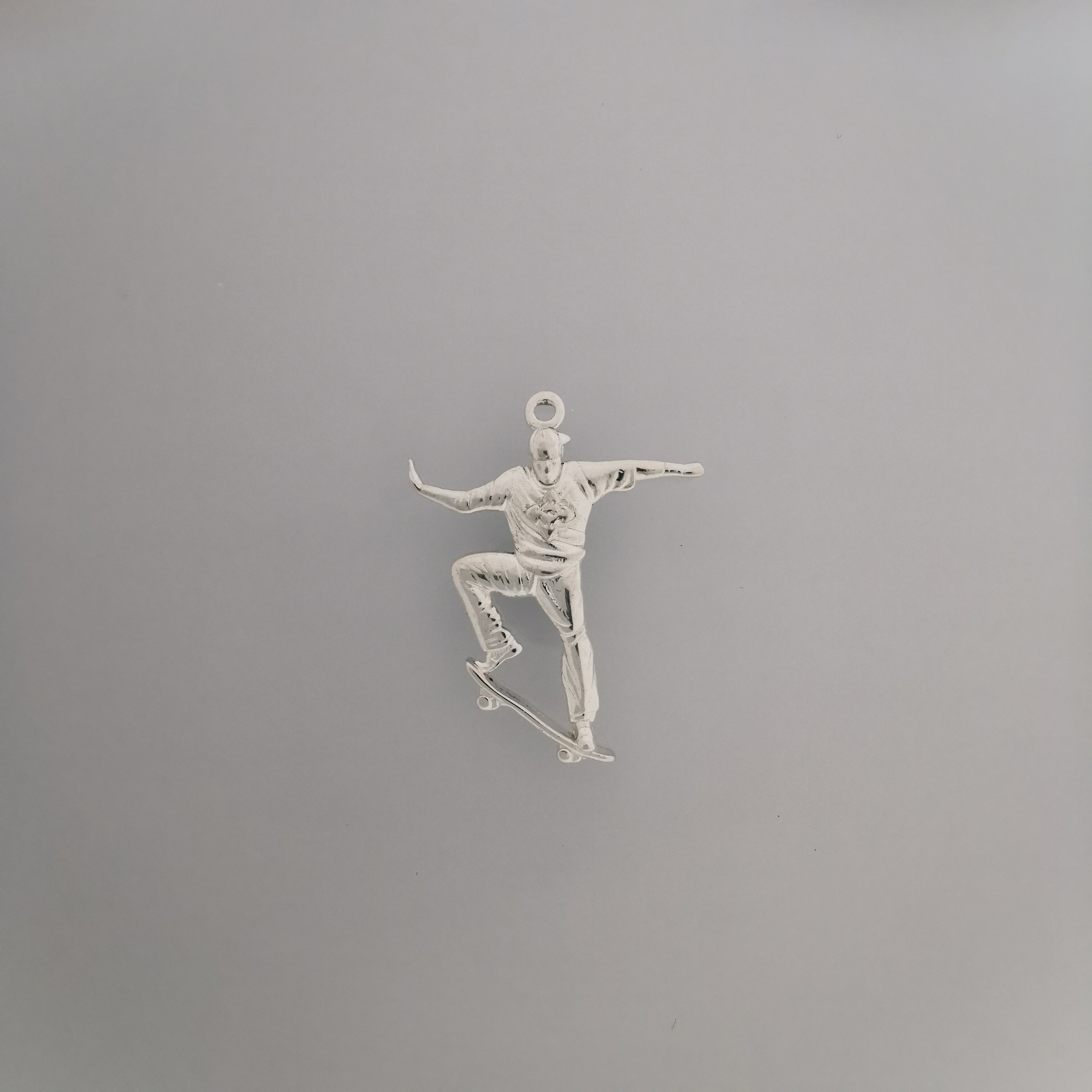 Скейтбордист – Мъжки спортен медальон от сребро 925 с позлатено покритие – Ръчно изработено спортно бижу – Идеален подарък за мъж, фен на скейтборда – SSJ