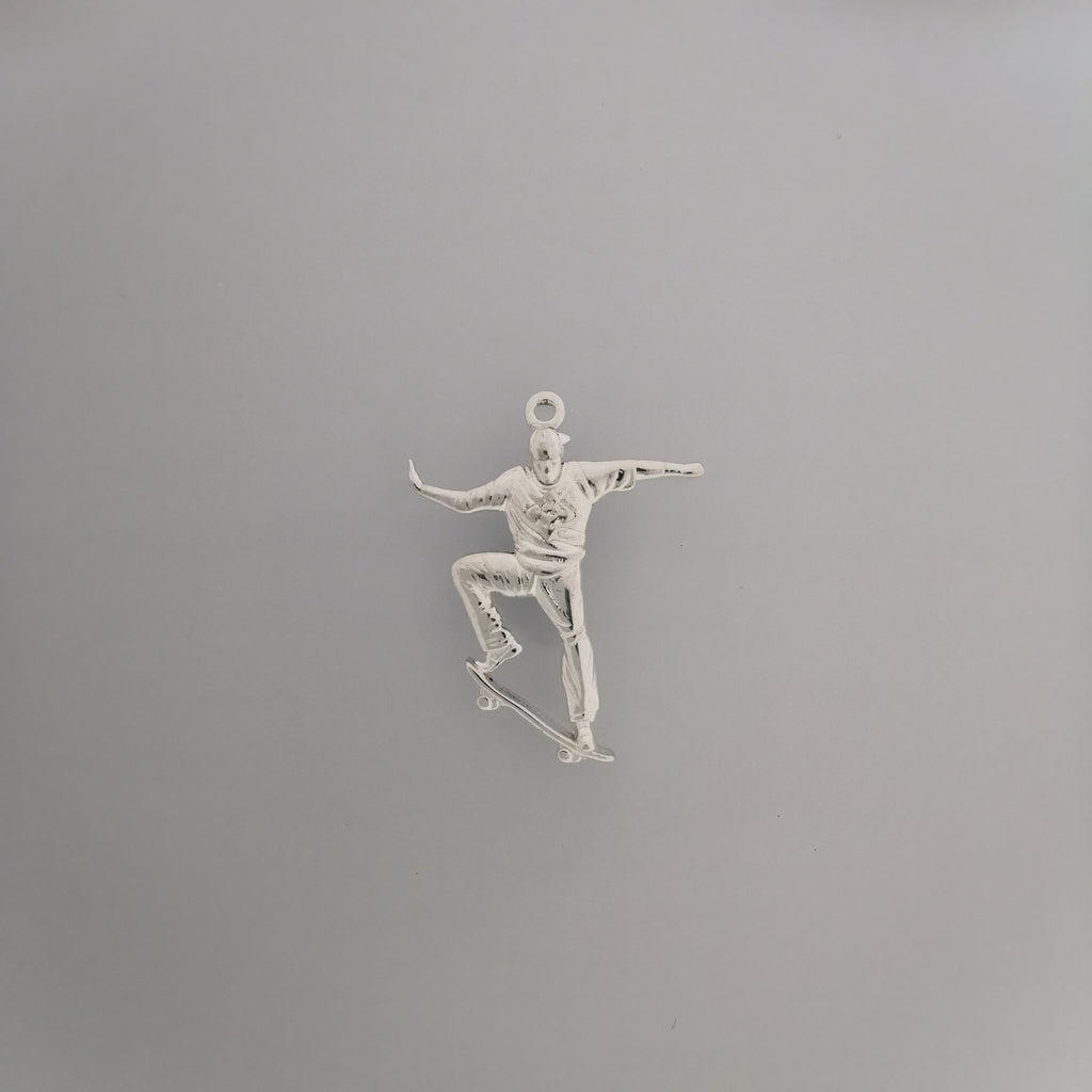 Скейтбордист – Мъжки спортен медальон от сребро 925 в класическо сребро – Ръчно изработено спортно бижу – Идеален подарък за мъж, фен на скейтборда – SSJ