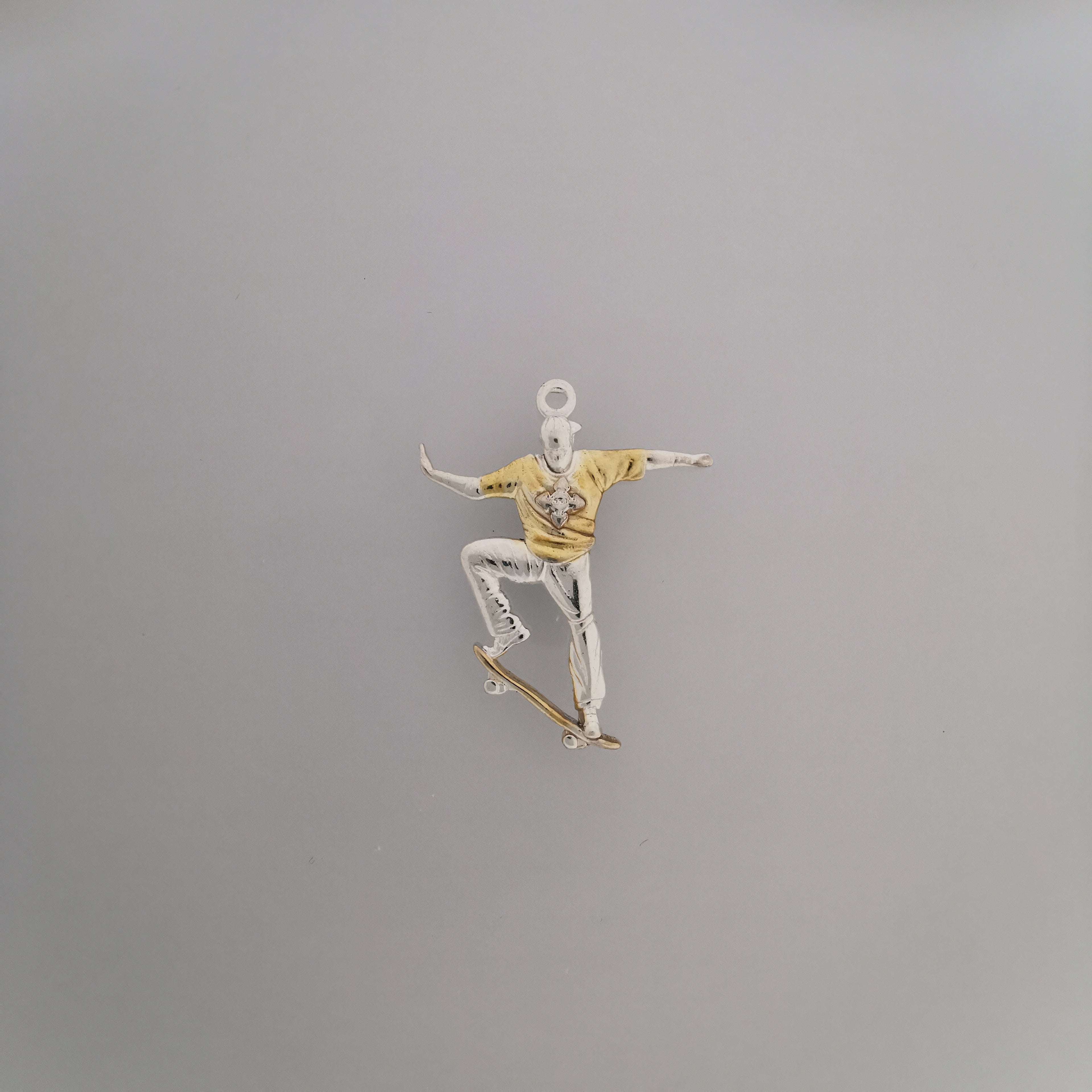 Скейтбордист – Мъжки спортен медальон от сребро 925 в класическо сребро – Ръчно изработено спортно бижу – Идеален подарък за мъж, фен на скейтборда – SSJ