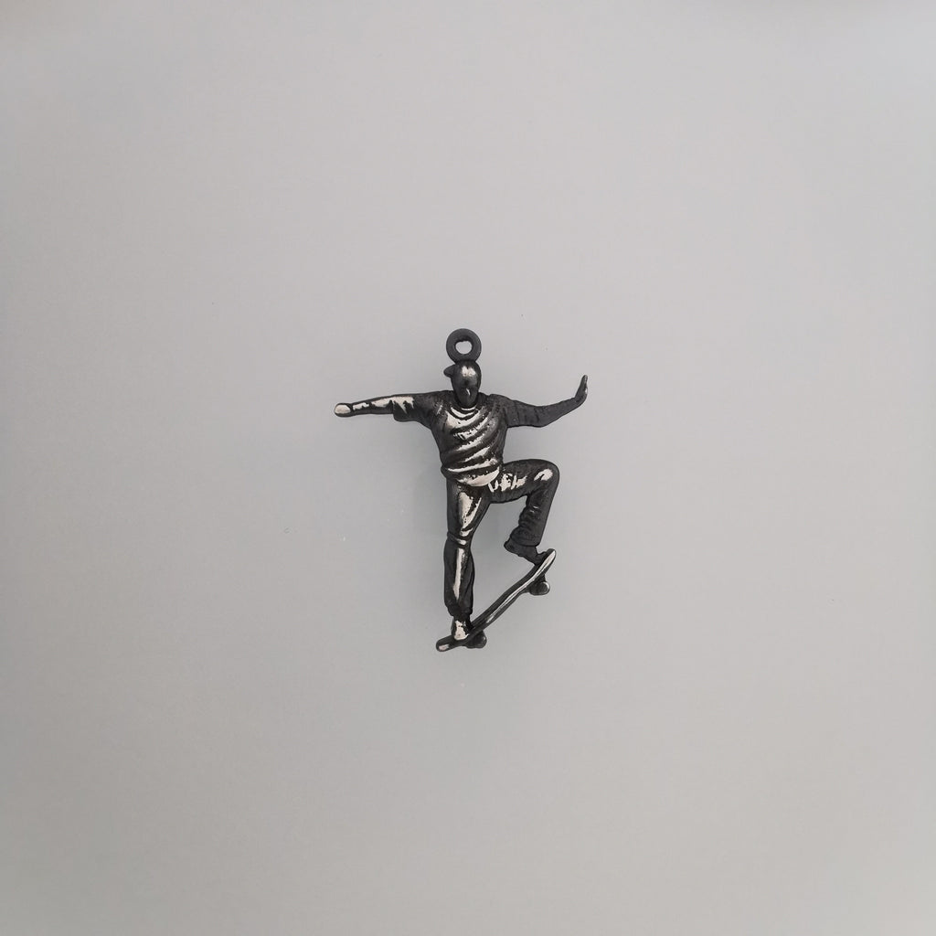 Скейтбордист – Мъжки спортен медальон от сребро 925 с частично позлатено покритие – Ръчно изработено спортно бижу – Идеален подарък за мъж, фен на скейтборда – SSJ