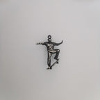 Скейтбордист – Мъжки спортен медальон от сребро 925 с частично позлатено покритие – Ръчно изработено спортно бижу – Идеален подарък за мъж, фен на скейтборда – SSJ