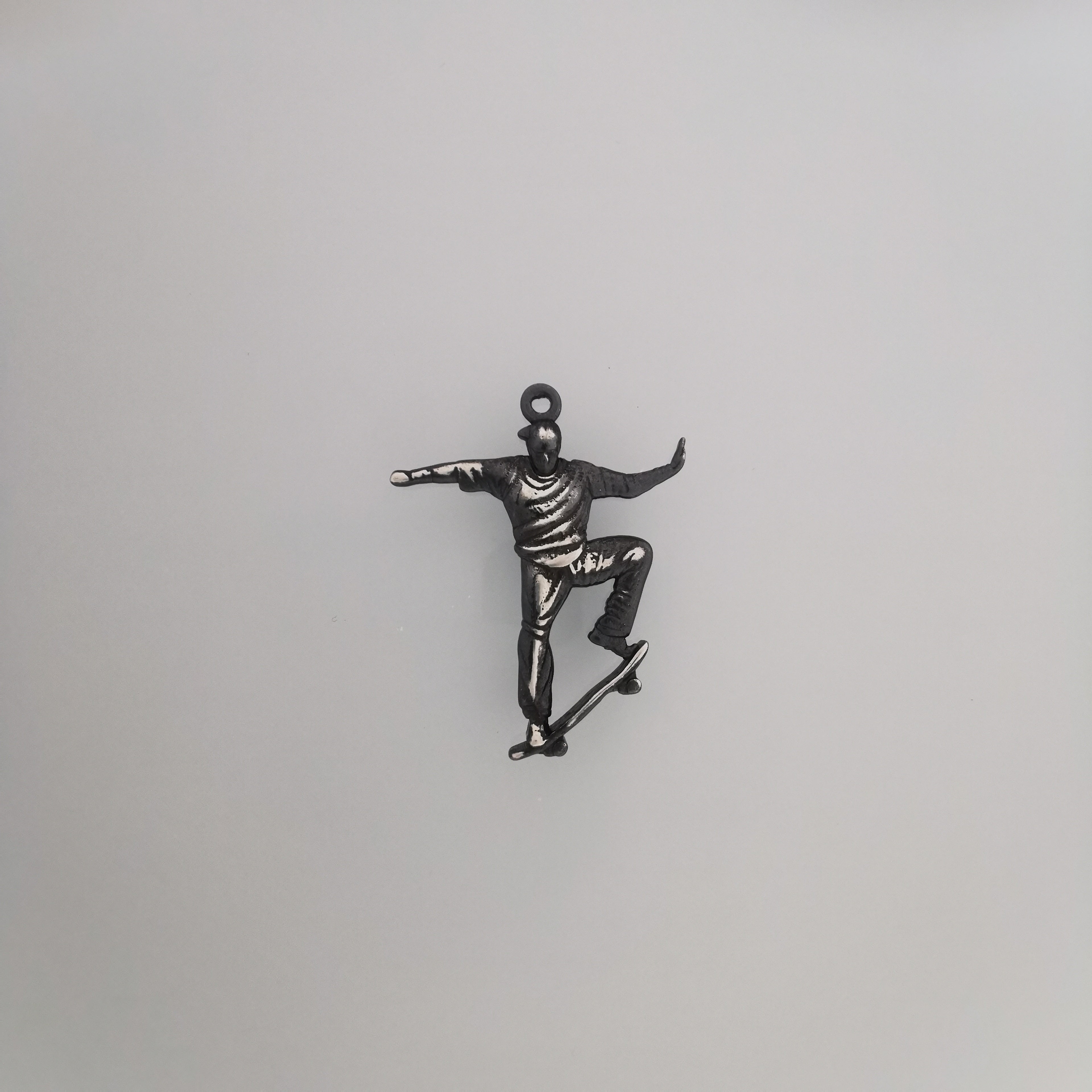Скейтбордист – Мъжки спортен медальон от сребро 925 с винтидж покритие – Ръчно изработено спортно бижу – Идеален подарък за мъж, фен на скейтборда – SSJ
