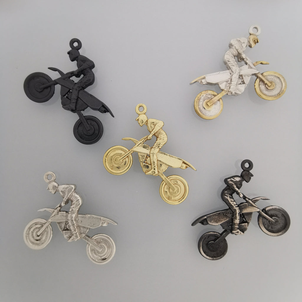 Мотокрос – Мъжки спортен медальон от сребро 925 с частично позлатено покритие – Ръчно изработено спортно бижу – Идеален подарък за мъж, фен на мотокроса – SSJ
