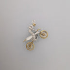 Мотокрос – Мъжки спортен медальон от сребро 925 с частично позлатено покритие – Ръчно изработено спортно бижу – Идеален подарък за мъж, фен на мотокроса – SSJ