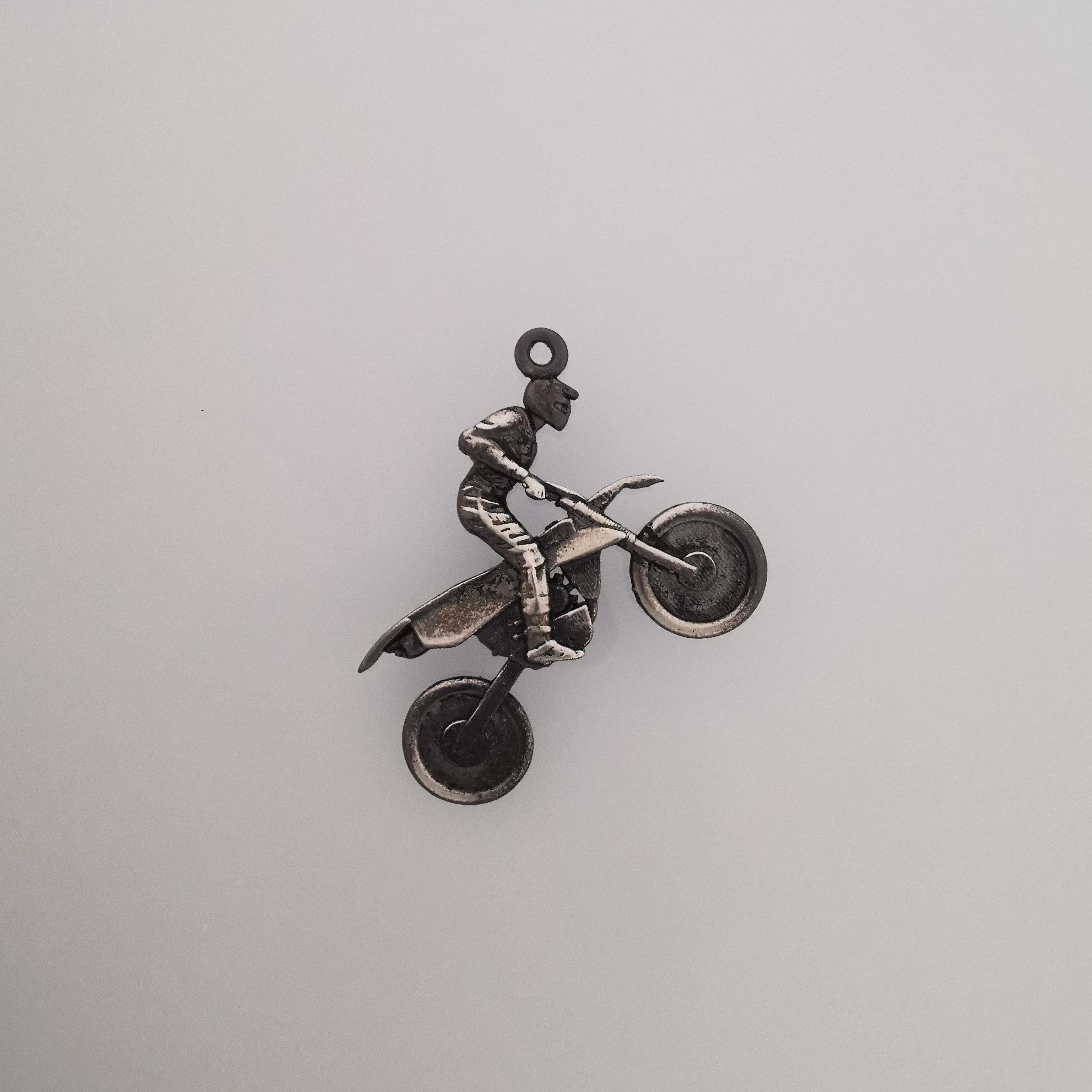 Мотокрос – Мъжки спортен медальон от сребро 925 с оксидирано покритие – Ръчно изработено спортно бижу – Идеален подарък за мъж, фен на мотокроса – SSJ