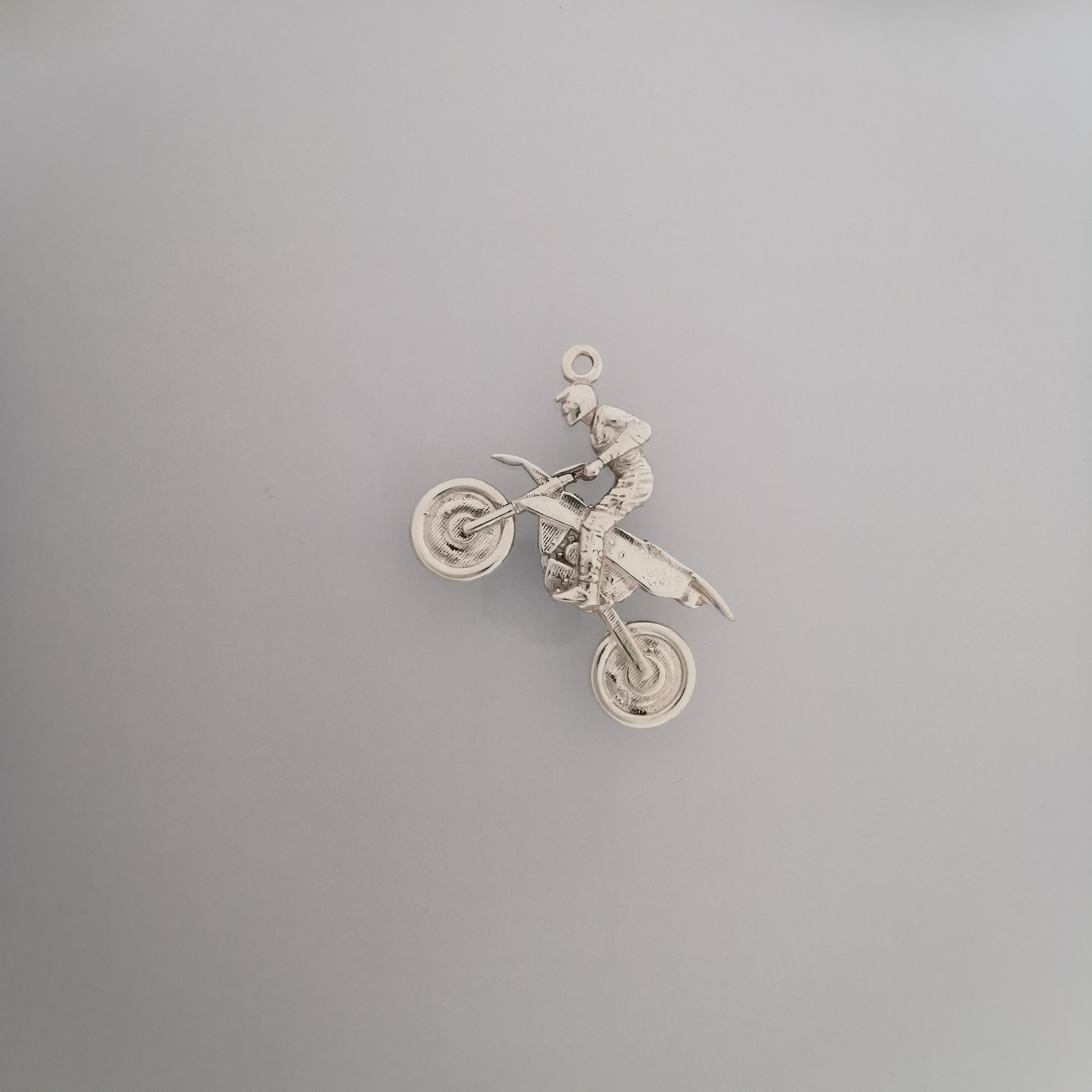 Мотокрос – Мъжки спортен медальон от сребро 925 с винтидж покритие – Ръчно изработено спортно бижу – Идеален подарък за мъж, фен на мотокроса – SSJ