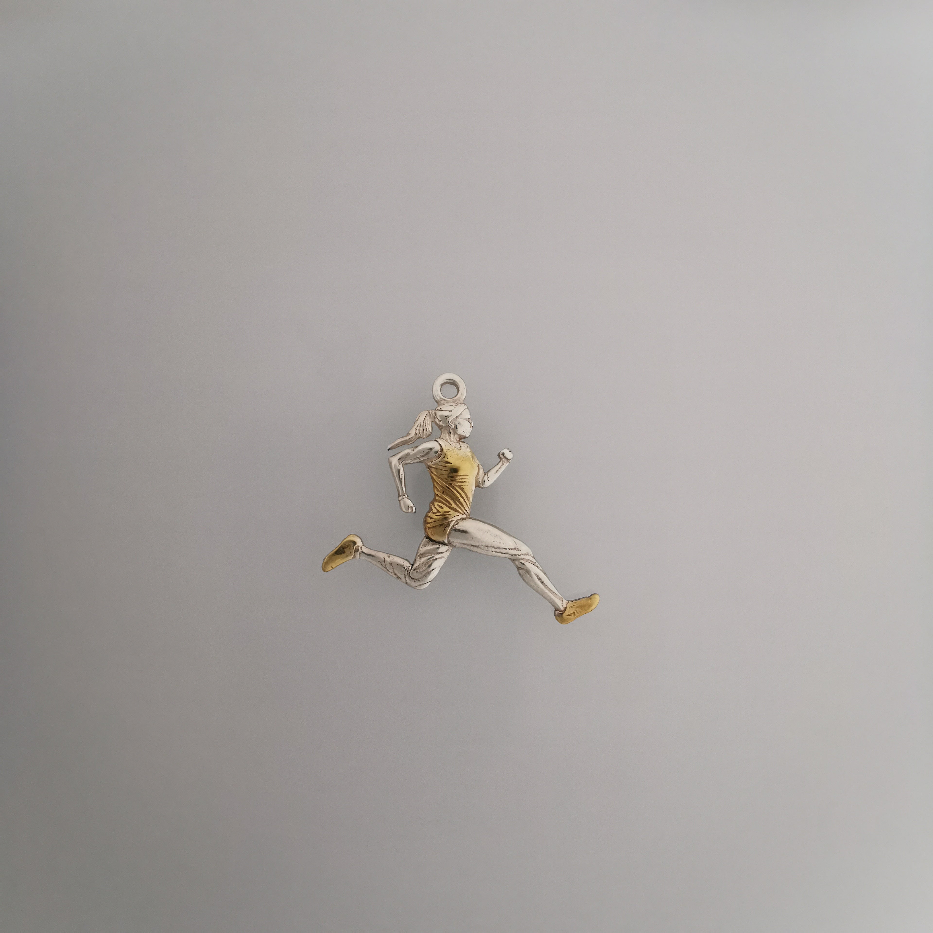 Атлетка – Женски спортен медальон за бегачки, спринтьорки и маратонки от сребро 925 с винтидж покритие – Ръчно изработено бижу талисман за лекоатлетки – SSJ