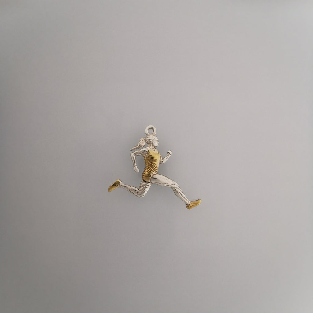 Атлетка – Женски спортен медальон за бегачки, спринтьорки и маратонки от сребро 925 с частично позлатено покритие – Ръчно изработено бижу талисман за лекоатлетки – SSJ