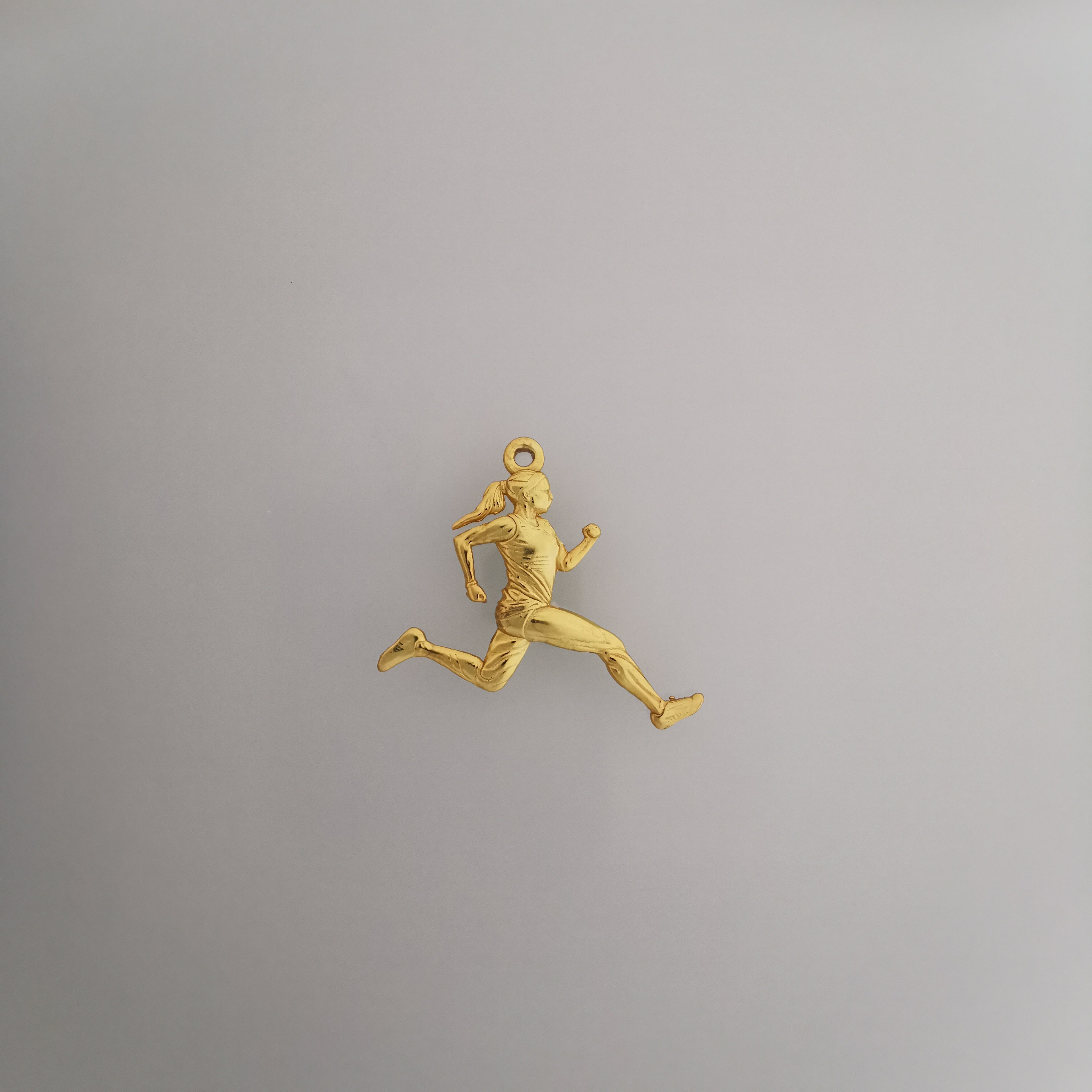 Атлетка – Женски спортен медальон за бегачки, спринтьорки и маратонки от сребро 925 с частично позлатено покритие – Ръчно изработено бижу талисман за лекоатлетки – SSJ