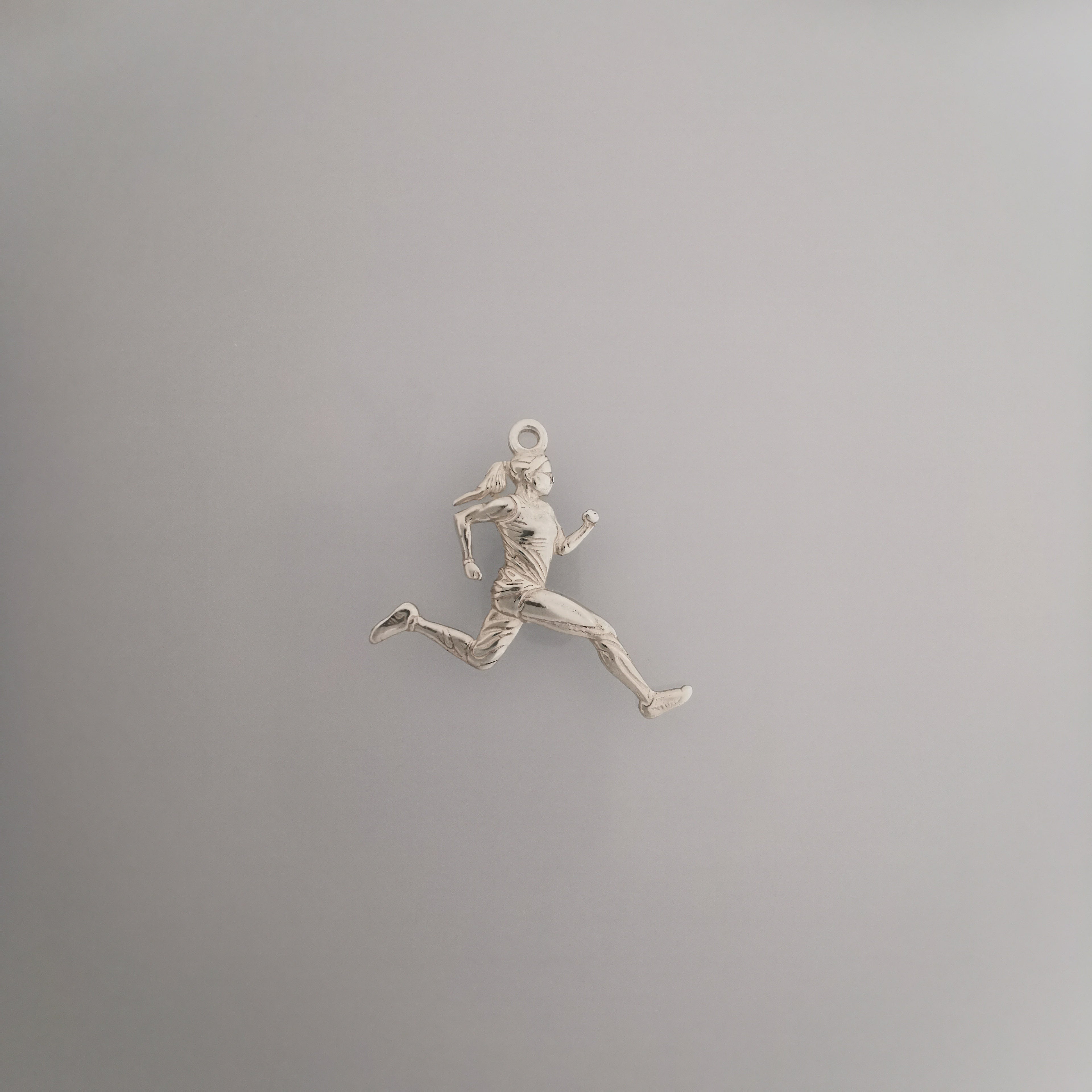 Атлетка – Женски спортен медальон за бегачки, спринтьорки и маратонки от сребро 925 с оксидирано покритие – Ръчно изработено бижу талисман за лекоатлетки – SSJ