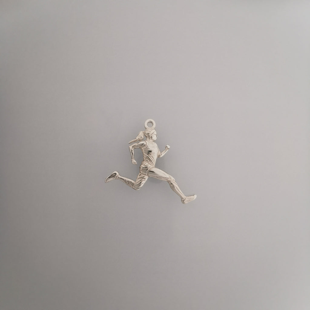 Атлетка – Женски спортен медальон за бегачки, спринтьорки и маратонки от сребро 925 – Ръчно изработено бижу талисман за лекоатлетки – SSJ