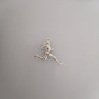 Атлетка – Женски спортен медальон за бегачки, спринтьорки и маратонки от сребро 925 – Ръчно изработено бижу талисман за лекоатлетки – SSJ