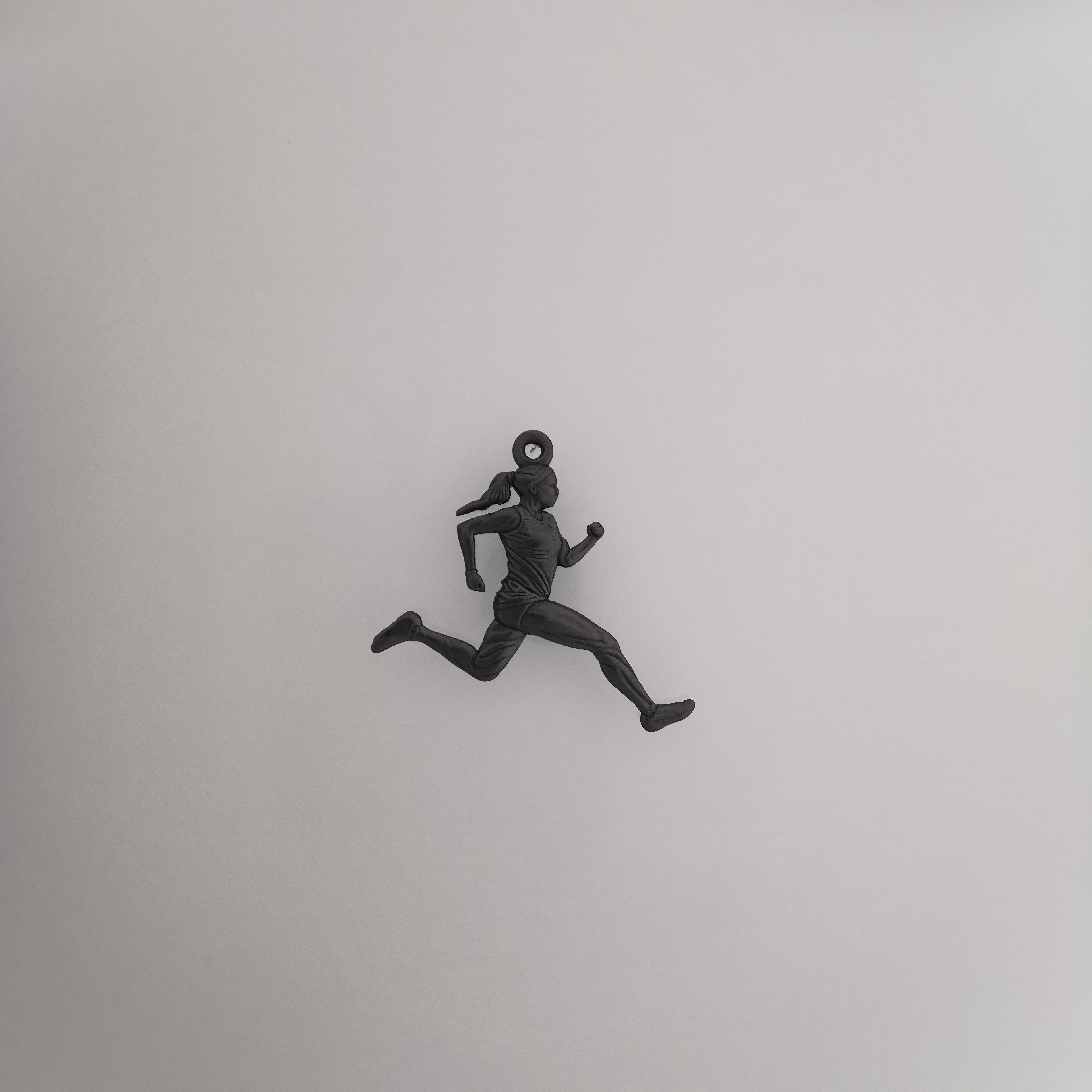 Атлетка – Женски спортен медальон за бегачки, спринтьорки и маратонки от сребро 925 с частично позлатено покритие – Ръчно изработено бижу талисман за лекоатлетки – SSJ