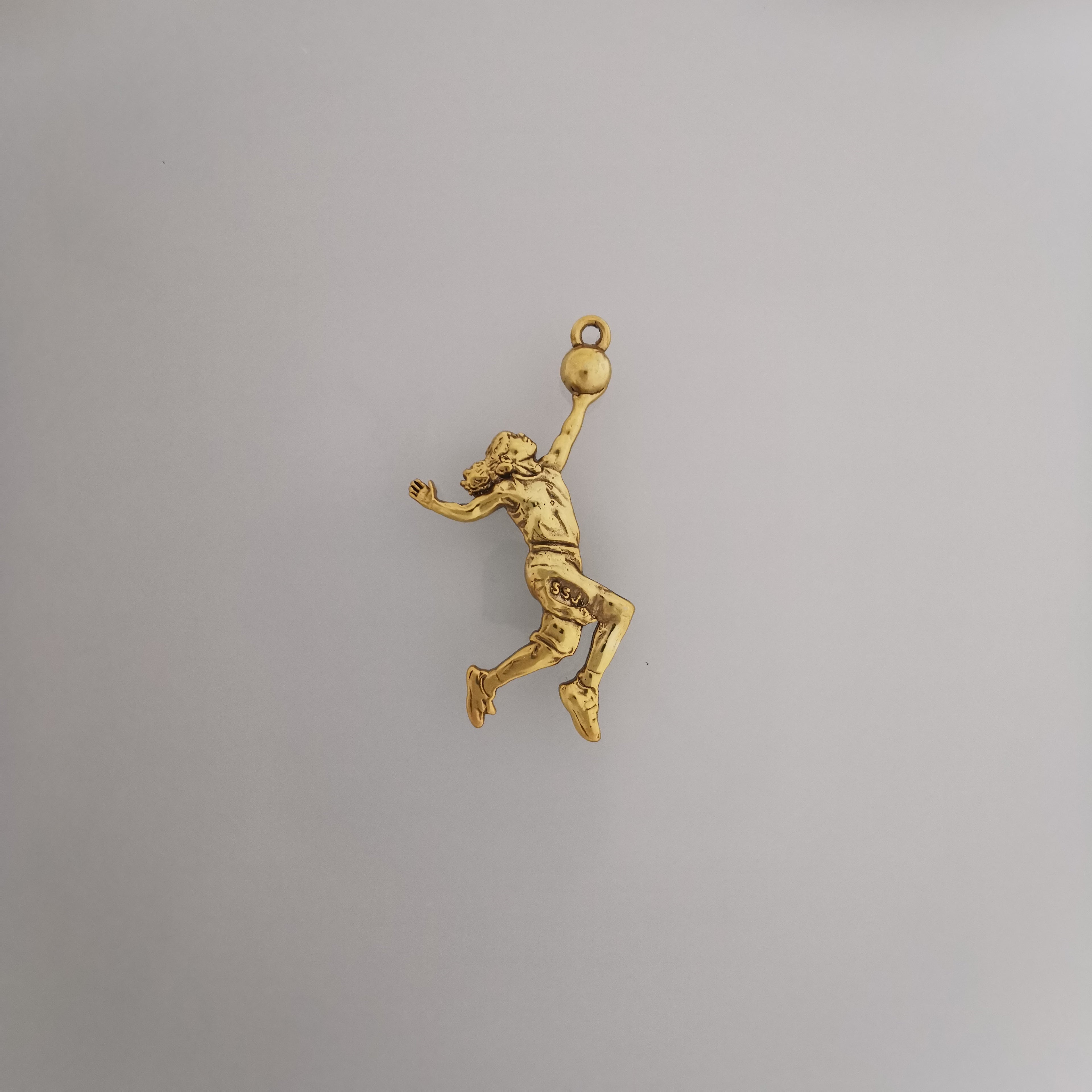 Баскетбол – Женски спортен медальон от сребро 925 с частично позлатено покритие – Ръчно изработено бижу талисман за баскетболистки и фенки на спорта – Идеален подарък за спортист, треньор или почитател – SSJ