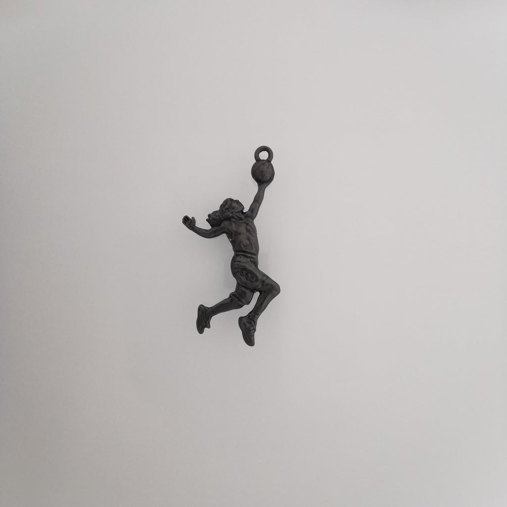 Баскетбол – Женски спортен медальон от сребро 925 с оксидирано покритие – Ръчно изработено бижу талисман за баскетболистки и фенки на спорта – Идеален подарък за спортист, треньор или почитател – SSJ