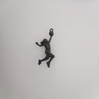 Баскетбол – Женски спортен медальон от сребро 925 с оксидирано покритие – Ръчно изработено бижу талисман за баскетболистки и фенки на спорта – Идеален подарък за спортист, треньор или почитател – SSJ