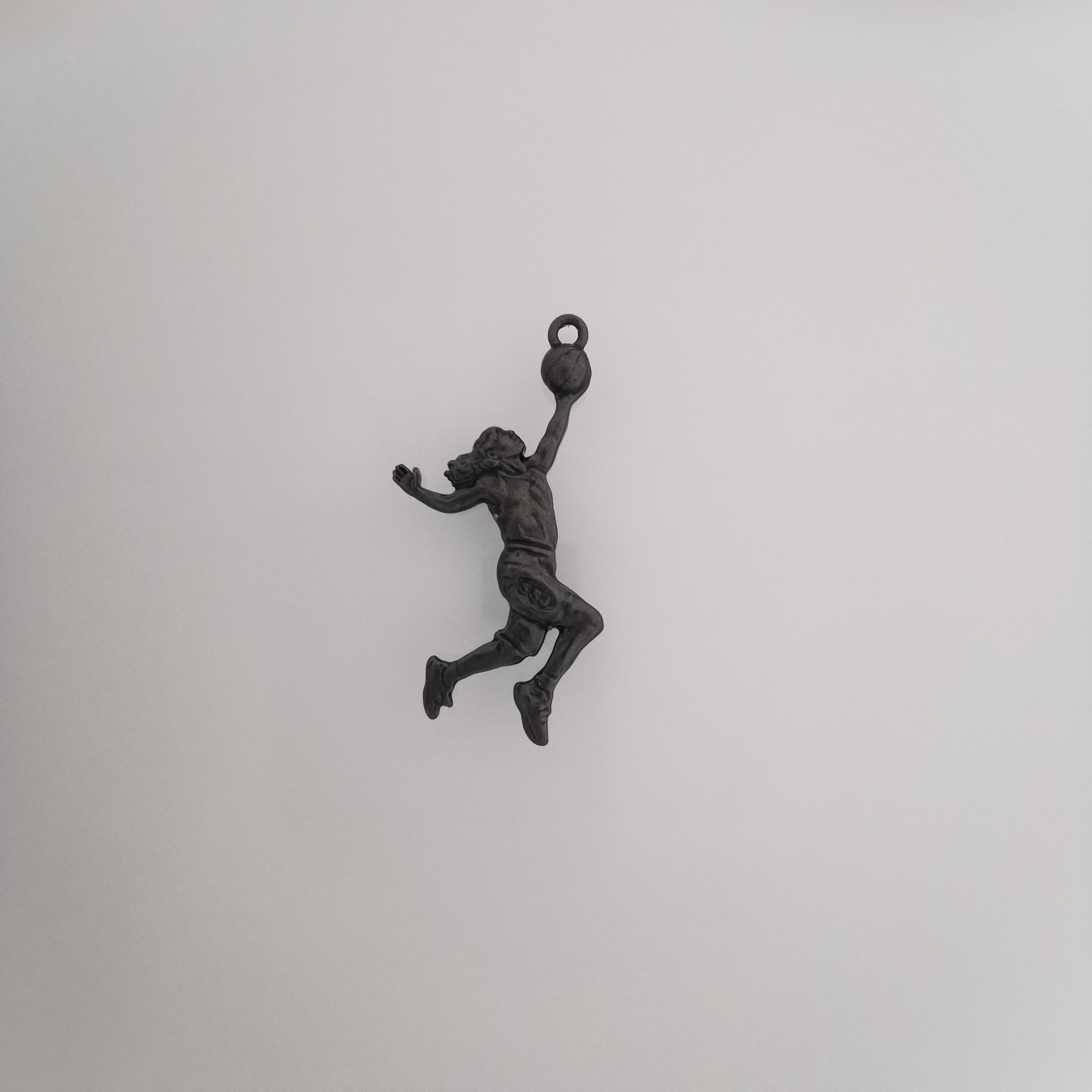 Баскетбол – Женски спортен медальон от сребро 925 с класическо полирано покритие – Ръчно изработено бижу талисман за баскетболистки и фенки на спорта – Идеален подарък за спортист, треньор или почитател – SSJ