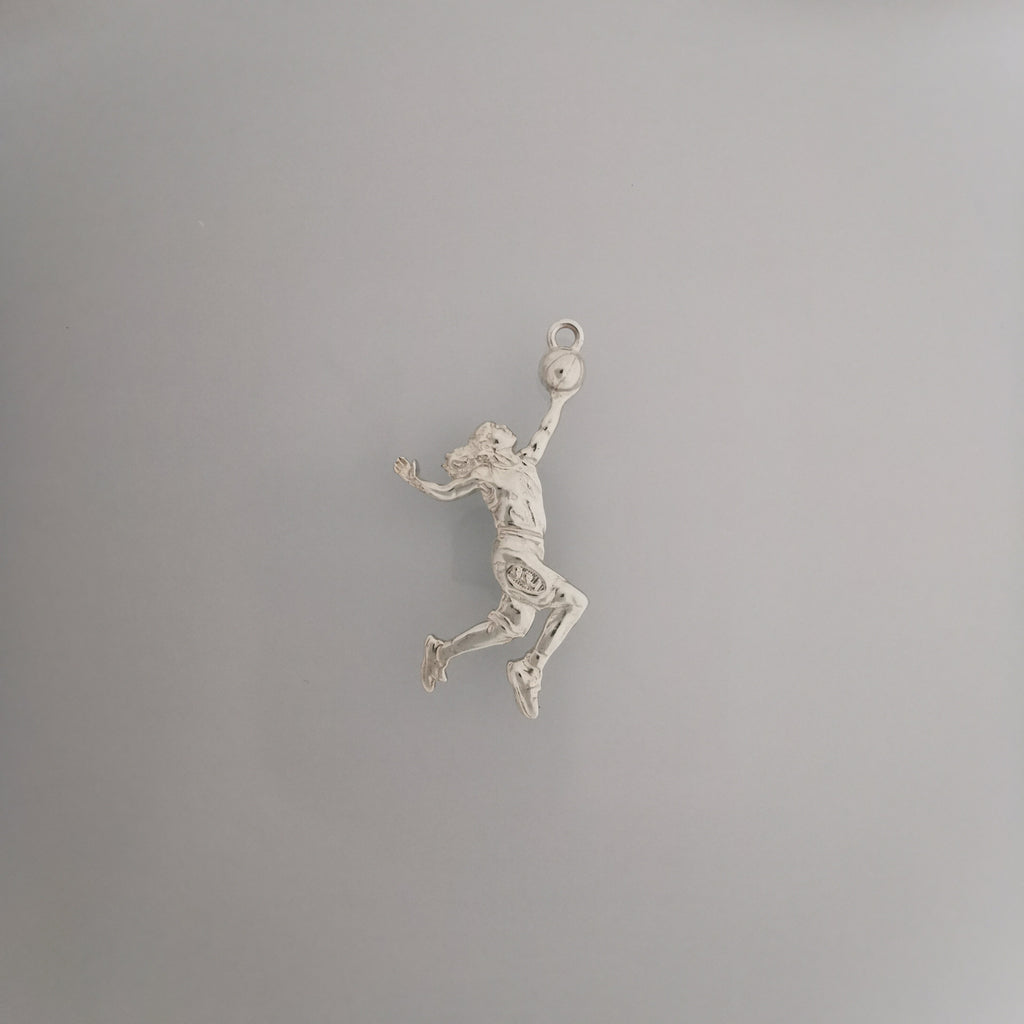 Баскетбол – Женски спортен медальон от сребро 925 с класическо полирано покритие – Ръчно изработено бижу талисман за баскетболистки и фенки на спорта – Идеален подарък за спортист, треньор или почитател – SSJ