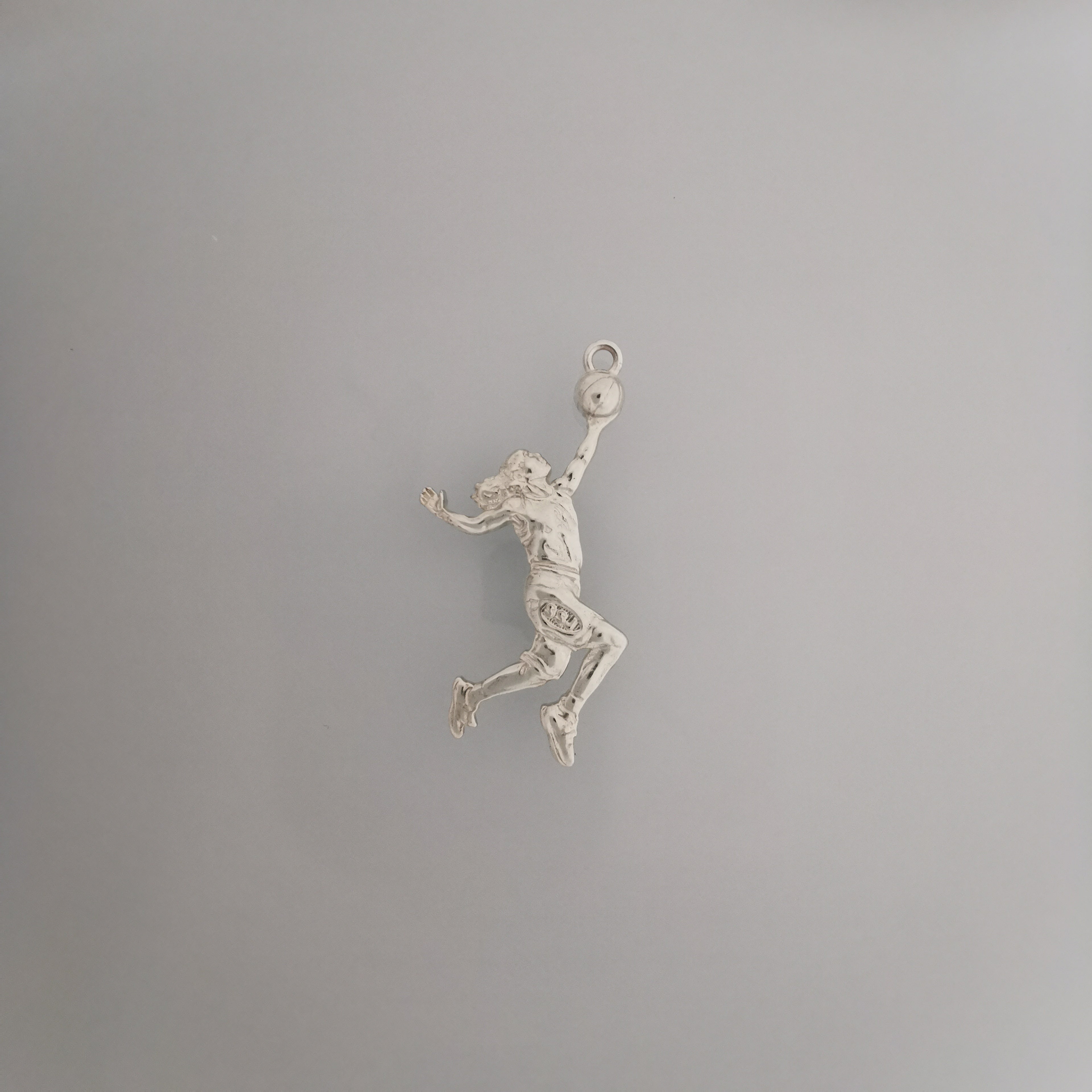 Баскетбол – Женски спортен медальон от сребро 925 с класическо полирано покритие – Ръчно изработено бижу талисман за баскетболистки и фенки на спорта – Идеален подарък за спортист, треньор или почитател – SSJ