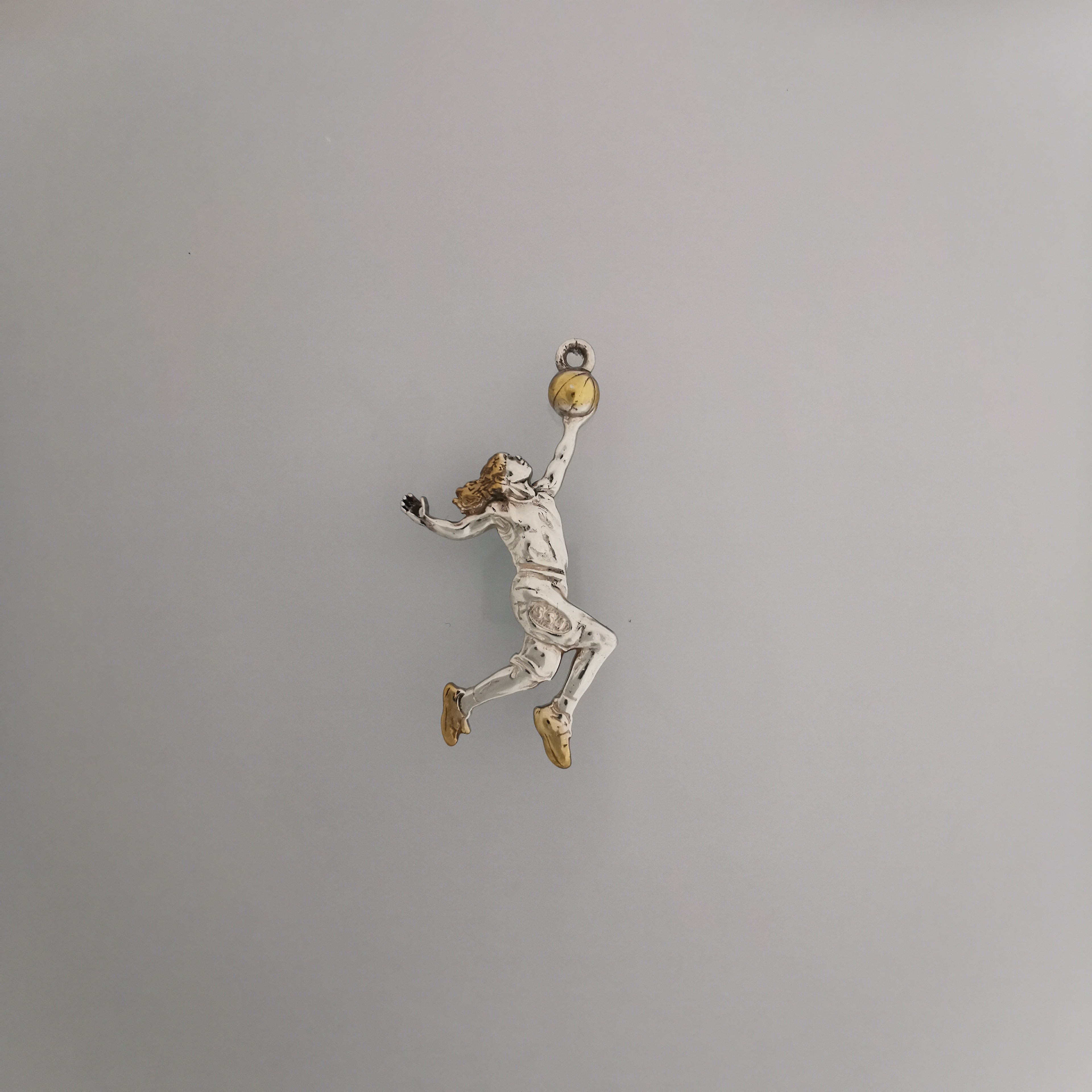 Баскетбол – Женски спортен медальон от сребро 925 с класическо полирано покритие – Ръчно изработено бижу талисман за баскетболистки и фенки на спорта – Идеален подарък за спортист, треньор или почитател – SSJ