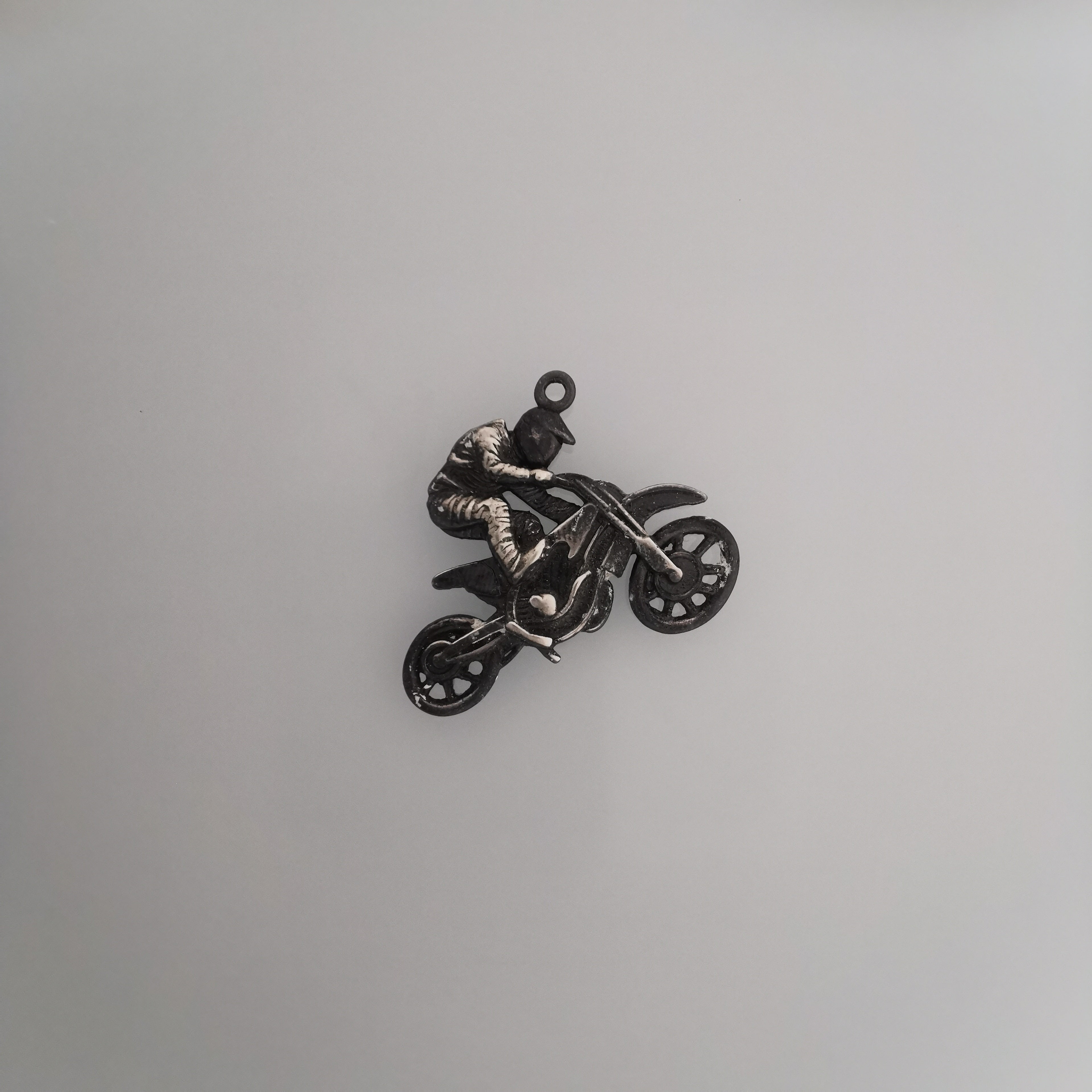 Мотокрос скок – Мъжки спортен медальон от сребро 925 с частично позлатено покритие – Ръчно изработено спортно бижу – Идеален подарък за мъж, фен на мотокроса – SSJ