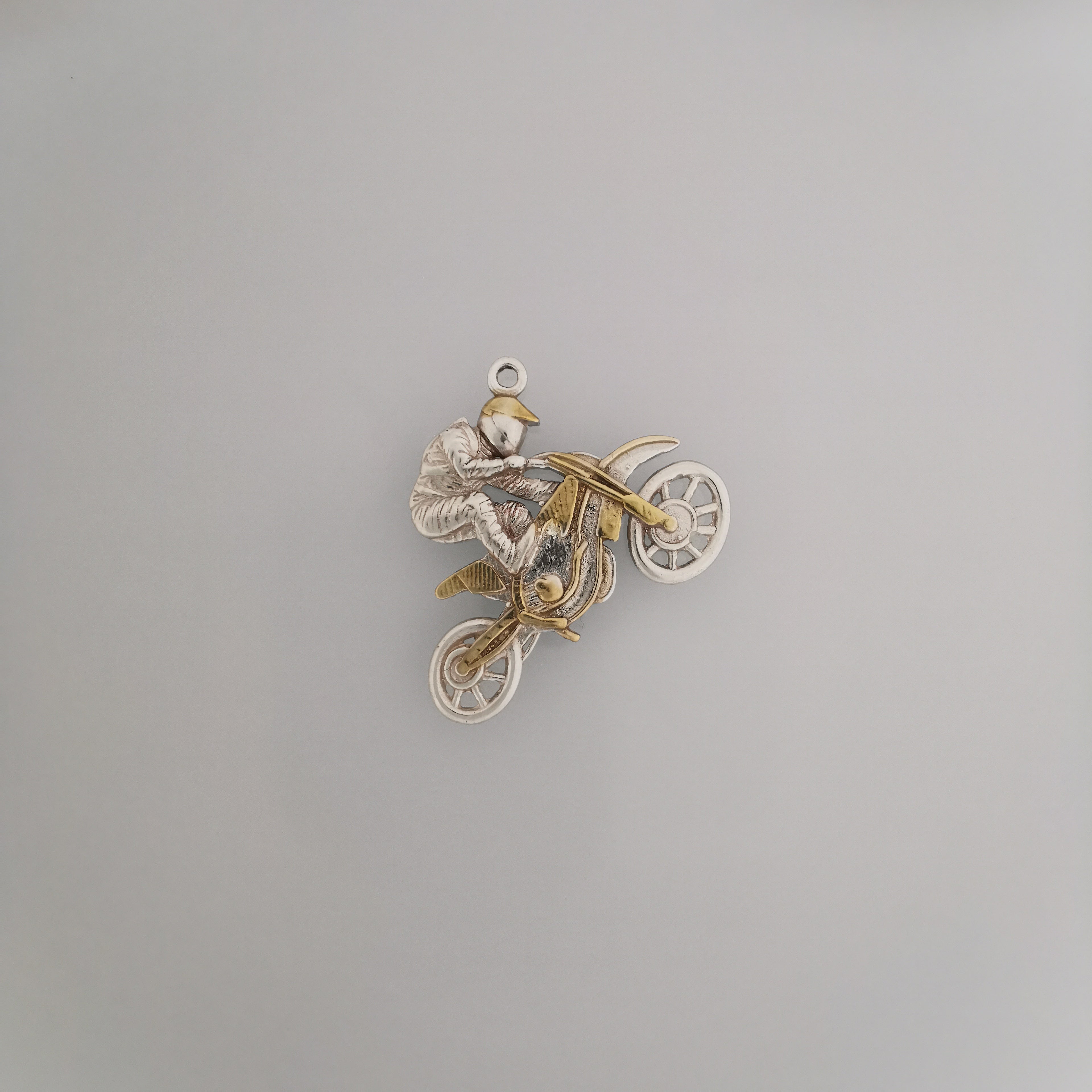 Мотокрос скок – Мъжки спортен медальон от сребро 925 с позлатено покритие – Ръчно изработено спортно бижу – Идеален подарък за мъж, фен на мотокроса – SSJ