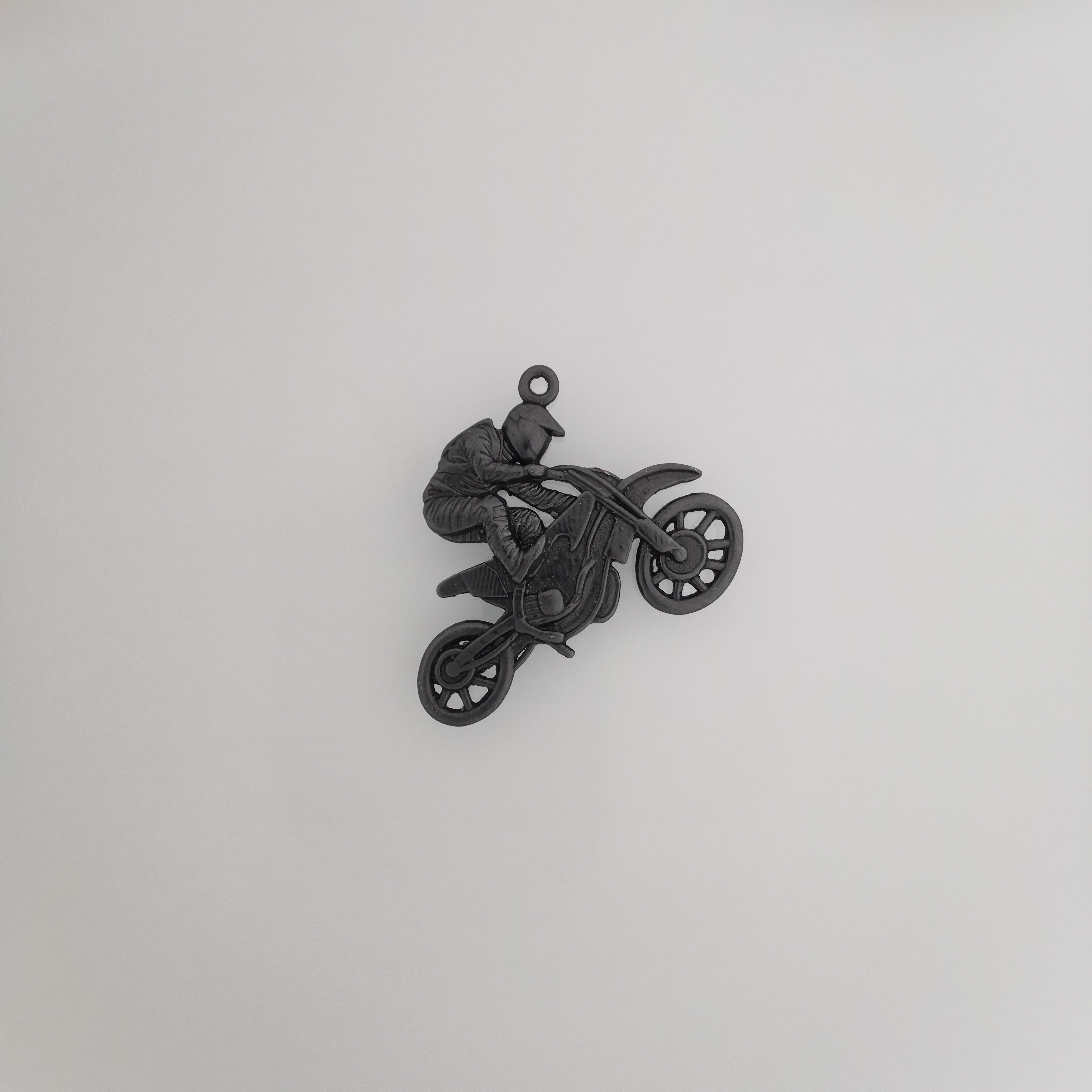 Мотокрос скок – Мъжки спортен медальон от сребро 925 с позлатено покритие – Ръчно изработено спортно бижу – Идеален подарък за мъж, фен на мотокроса – SSJ