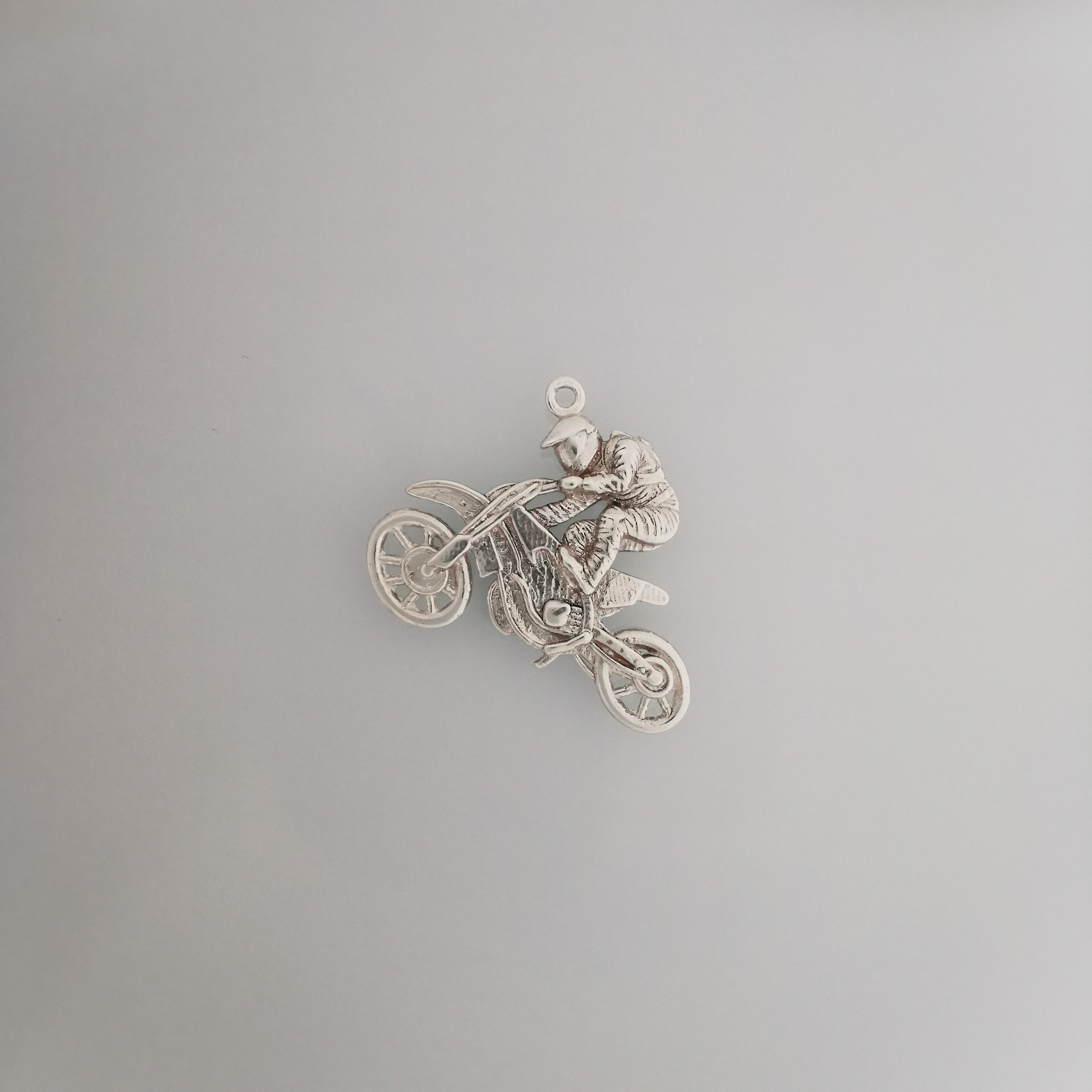 Мотокрос скок – Мъжки спортен медальон от сребро 925 в класическо сребро – Ръчно изработено спортно бижу – Идеален подарък за мъж, фен на мотокроса – SSJ