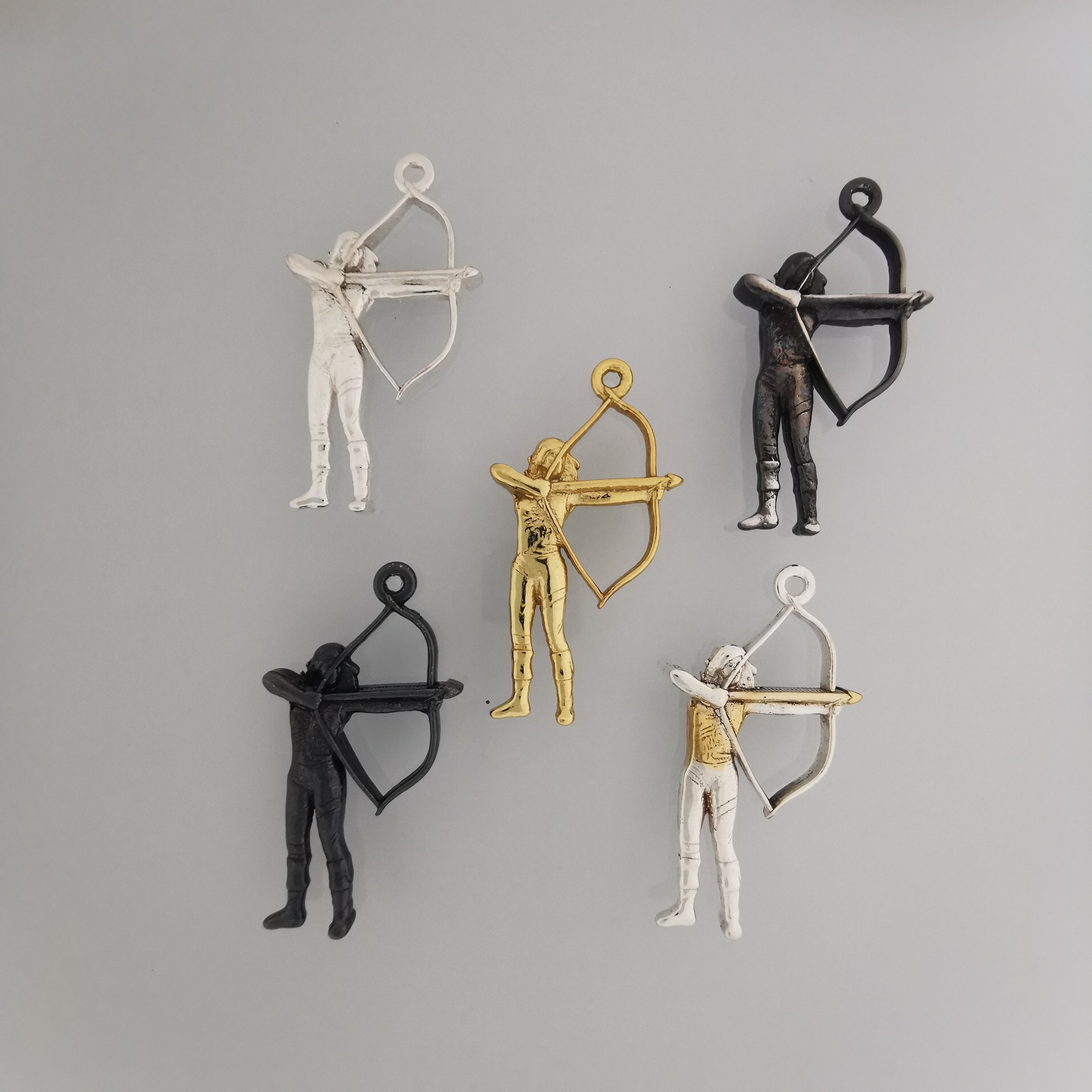 Стрелба с лък – Дамски спортен медальон от сребро 925 с позлатено покритие – Ръчно изработено спортно бижу – Идеален подарък за жена, фенка на стрелбата с лък – SSJ