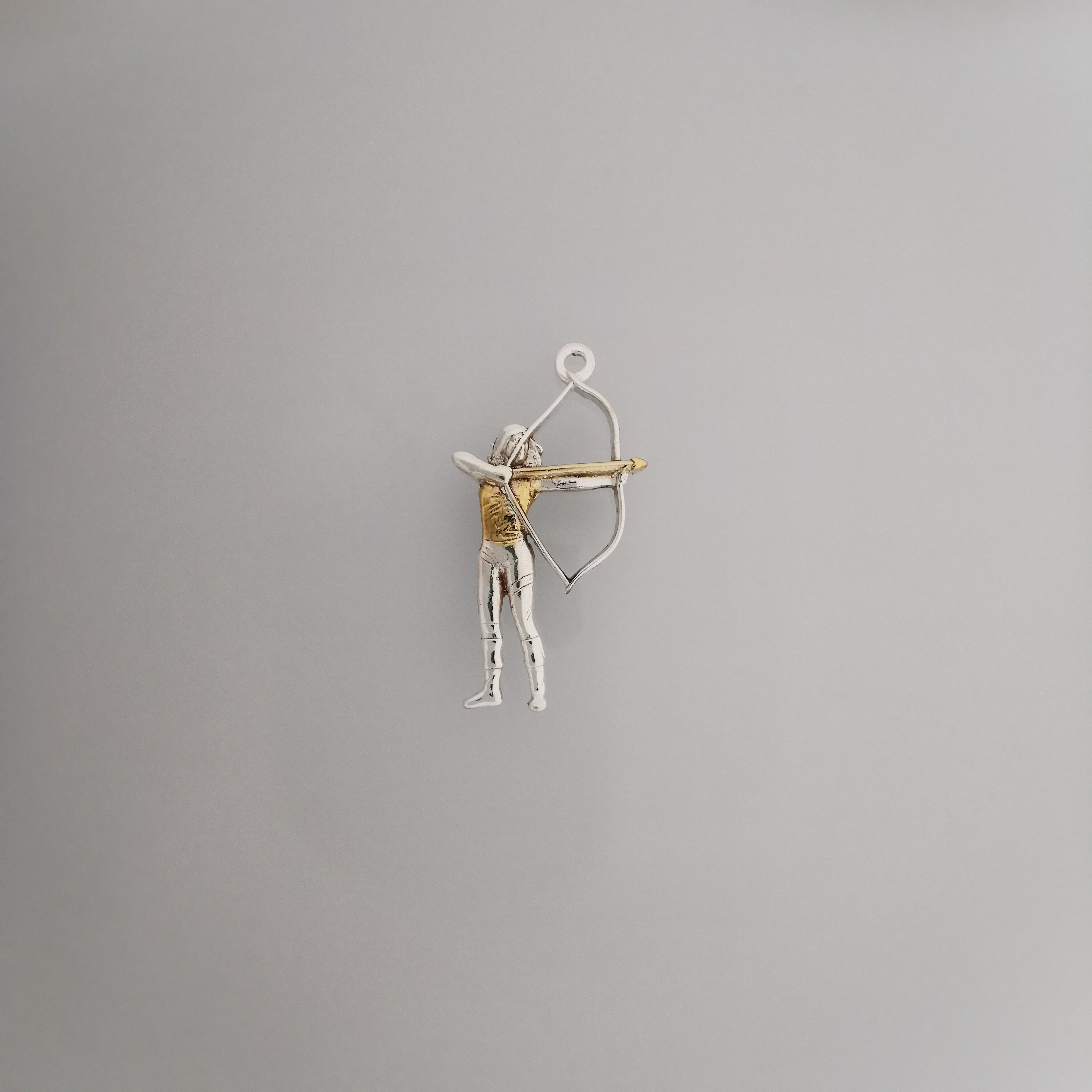 Стрелба с лък – Дамски спортен медальон от сребро 925 с позлатено покритие – Ръчно изработено спортно бижу – Идеален подарък за жена, фенка на стрелбата с лък – SSJ